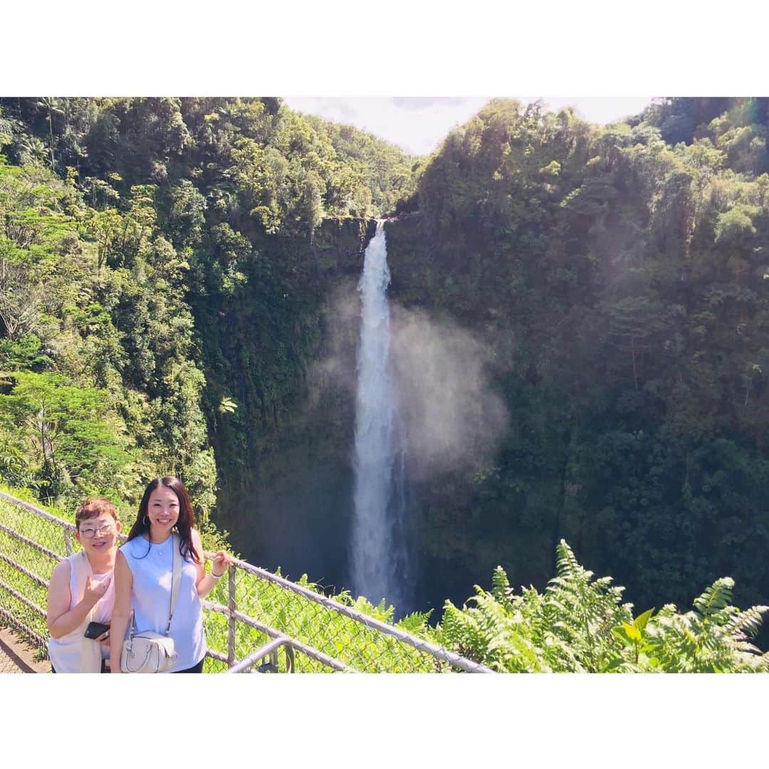 中津悠希さんのインスタグラム写真 - (中津悠希Instagram)「あちらこちらにかかる光の虹に感動🌈✨ハワイの神話にも登場するアカカの滝🌈アカカは、魂という意味だそう🙏🏝 #hawaii #family #trip #bigisland #akakafalls #nature  #ハワイ #家族旅行」6月18日 20時00分 - yukinakatsu
