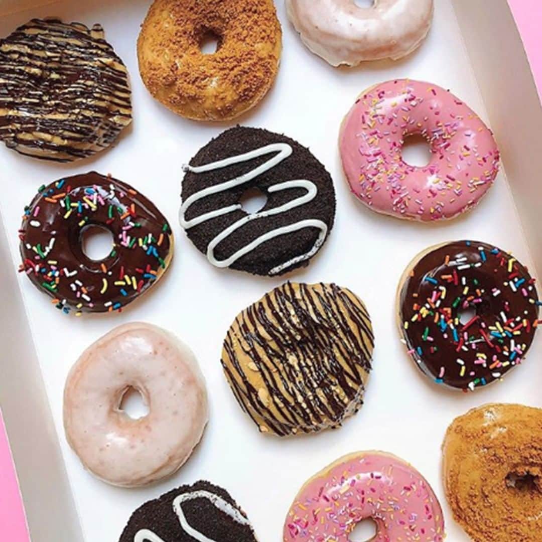 Benefit Cosmetics UKさんのインスタグラム写真 - (Benefit Cosmetics UKInstagram)「It's time for a SNACCCCK 🍩 Bringing to your feed these delicious doughnuts from @vickysdonuts 😍 Tag a BFF who needs one of these to perk up their Tuesday #benefit #beauty #doughnuts #treattuesday #regram . . . 📷 Image Description: A regram of a box of doughnuts from Vicky's Donuts.」6月18日 20時01分 - benefitcosmeticsuk