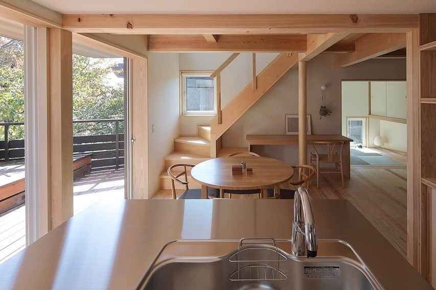 シーエッチ建築工房 さんのインスタグラム写真 - (シーエッチ建築工房 Instagram)「* みんなの「おいしい」を 作る場所、キッチン。 ⠀⠀⠀⠀⠀⠀⠀⠀⠀⠀⠀⠀ キッチンに立つのが嬉しかったら それはいい家だと思ったりします。 みんなが集まる場所ですから。 ⠀⠀⠀⠀⠀⠀⠀⠀⠀⠀⠀⠀ 私たちが作る木の家で キッチンは決まって特等席です。 ⠀⠀⠀⠀⠀⠀⠀⠀⠀⠀⠀⠀ 「家事」の時間を短くしたいのは 貴重な日々のなかで大切なことですが ここにいたい、と思える場所にするのも 暮らしのスパイスかなあと思います。 ⠀⠀⠀⠀⠀⠀⠀⠀⠀⠀⠀⠀ あなたは、 どんな暮らしがしたいですか。 ⠀⠀⠀⠀⠀⠀⠀⠀⠀⠀⠀⠀ ⠀⠀⠀⠀⠀⠀⠀⠀⠀⠀⠀⠀ ========================= ⠀⠀⠀⠀⠀⠀⠀⠀⠀⠀⠀⠀ ＼ 完成見学会開催 ／ 「素足でかけまわる木の家」 開催日：6月29日(土)・30日(日) 時　間：10：30～16：00 （最終受付15：30） 場　所：宝塚市 （詳細はご予約後お知らせします。） ⠀⠀⠀⠀⠀⠀⠀⠀⠀⠀⠀⠀ ⠀⠀ ⠀⠀ ⠀⠀ ──────────── 株式会社シーエッチ建築工房 兵庫県宝塚市仁川台76番地 0798-52-8863 https://www.ch-wood.co.jp ──────────── @ch_kenchiku ⠀⠀ ⠀⠀ #シーエッチ建築工房 #木の家 #注文住宅 #新築 #一戸建て #家づくり #住まい #暮らし #日々のこと #マイホーム #インテリア #たからづかな生活 #ときめく日々がたからもの宝塚 #宝塚市 #神戸市 #伊丹市 #西宮市 #吹田市 #明石市 #亀岡市 #工務店 #自然素材 #暮らしを楽しむ #キッチン #スパイス #kitchen #spice #自然と暮らす #こどもと暮らす #季節を楽しむ」6月18日 20時02分 - ch_kenchiku