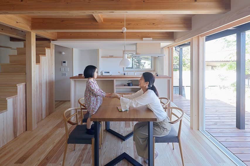シーエッチ建築工房 さんのインスタグラム写真 - (シーエッチ建築工房 Instagram)「* みんなの「おいしい」を 作る場所、キッチン。 ⠀⠀⠀⠀⠀⠀⠀⠀⠀⠀⠀⠀ キッチンに立つのが嬉しかったら それはいい家だと思ったりします。 みんなが集まる場所ですから。 ⠀⠀⠀⠀⠀⠀⠀⠀⠀⠀⠀⠀ 私たちが作る木の家で キッチンは決まって特等席です。 ⠀⠀⠀⠀⠀⠀⠀⠀⠀⠀⠀⠀ 「家事」の時間を短くしたいのは 貴重な日々のなかで大切なことですが ここにいたい、と思える場所にするのも 暮らしのスパイスかなあと思います。 ⠀⠀⠀⠀⠀⠀⠀⠀⠀⠀⠀⠀ あなたは、 どんな暮らしがしたいですか。 ⠀⠀⠀⠀⠀⠀⠀⠀⠀⠀⠀⠀ ⠀⠀⠀⠀⠀⠀⠀⠀⠀⠀⠀⠀ ========================= ⠀⠀⠀⠀⠀⠀⠀⠀⠀⠀⠀⠀ ＼ 完成見学会開催 ／ 「素足でかけまわる木の家」 開催日：6月29日(土)・30日(日) 時　間：10：30～16：00 （最終受付15：30） 場　所：宝塚市 （詳細はご予約後お知らせします。） ⠀⠀⠀⠀⠀⠀⠀⠀⠀⠀⠀⠀ ⠀⠀ ⠀⠀ ⠀⠀ ──────────── 株式会社シーエッチ建築工房 兵庫県宝塚市仁川台76番地 0798-52-8863 https://www.ch-wood.co.jp ──────────── @ch_kenchiku ⠀⠀ ⠀⠀ #シーエッチ建築工房 #木の家 #注文住宅 #新築 #一戸建て #家づくり #住まい #暮らし #日々のこと #マイホーム #インテリア #たからづかな生活 #ときめく日々がたからもの宝塚 #宝塚市 #神戸市 #伊丹市 #西宮市 #吹田市 #明石市 #亀岡市 #工務店 #自然素材 #暮らしを楽しむ #キッチン #スパイス #kitchen #spice #自然と暮らす #こどもと暮らす #季節を楽しむ」6月18日 20時02分 - ch_kenchiku