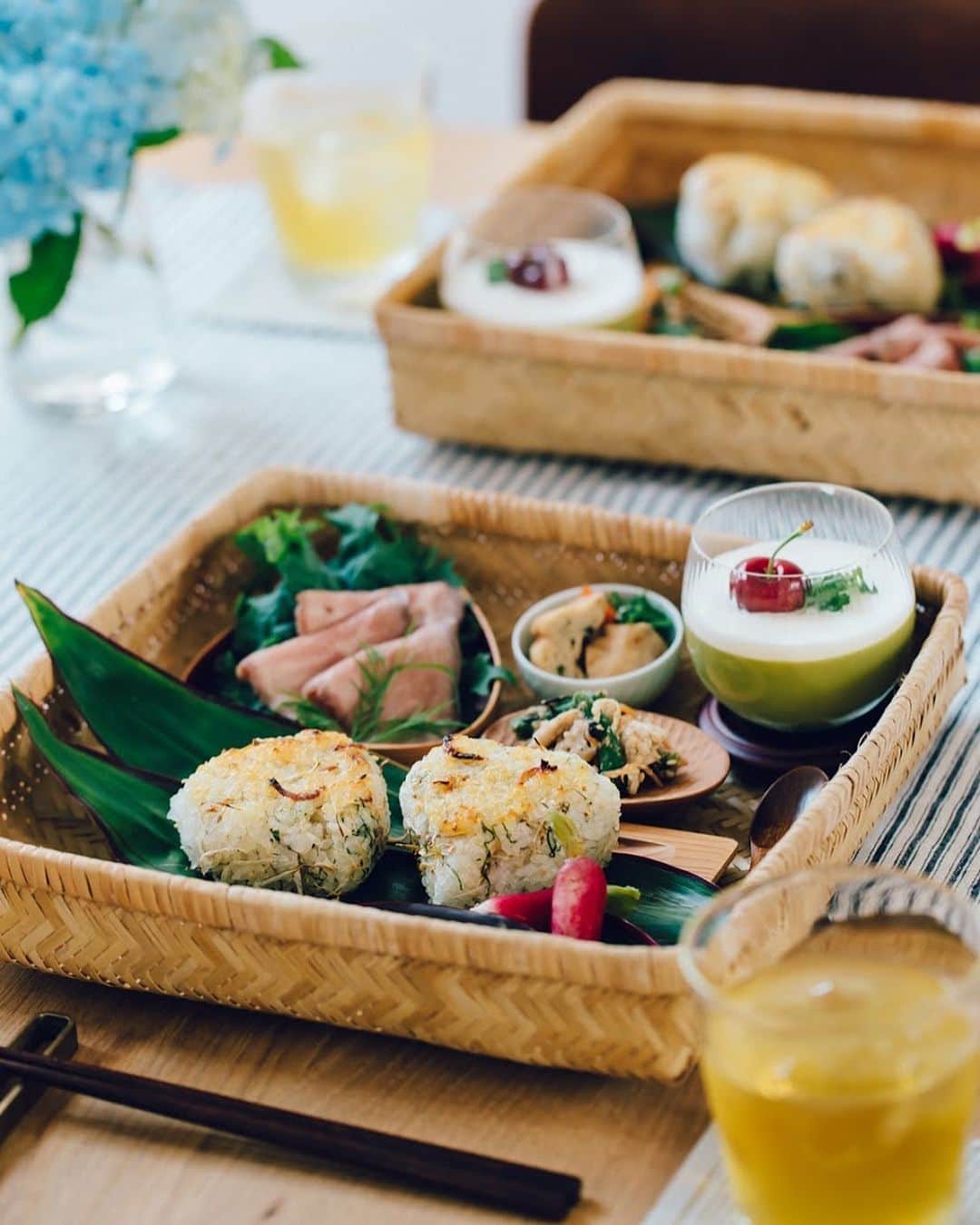 ひかり味噌株式会社さんのインスタグラム写真 - (ひかり味噌株式会社Instagram)「#塩こうじと薬味のおにぎり　その２✍　遠足の定番、おにぎりですが、梅雨があけるまでは、おうちで定食にしてもかわいいです。 . レシピもあります📝↓ . ──────────────────────────── #円熟みつけた プレゼントキャンペーン🎁 . #無添加円熟こうじみそ の商品名にちなみ、身近なところでみつけた円（丸い形）を探して写真に撮り #円熟みつけた @hikarimiso をタグ付けしInstagramにて投稿してください。 . 投稿してくださった方の中から抽選で、まぁ～るい豪華プレゼントをお届けします！ 詳細はプロフィール欄に記載のキャンペーンサイトからご確認ください。 ──────────────────────────── . #塩こうじと薬味のおにぎり ○材料（2人分） 《A》  ご飯　400g しらす　50g 大葉　5枚 みょうが　1個 長ねぎ　10cm 白いりごま　大さじ1 #塩麹 #麹の花生塩こうじ　大さじ3 サラダ油　適量 . ○作り方（10分） 1）大葉、みょうが、長ねぎを千切りにする。 . 2）ボウルに《A》の材料を加え、混ぜ合わせる。4等分に分け、それぞれを三角形にしっかりと握る。 . 3）アルミホイルに薄くサラダ油を塗り、2をのせる。塩麹をのせるように塗り、トースターや魚焼きグリルで、表面が乾きこんがりとするまで焼く。」6月18日 20時04分 - hikarimiso