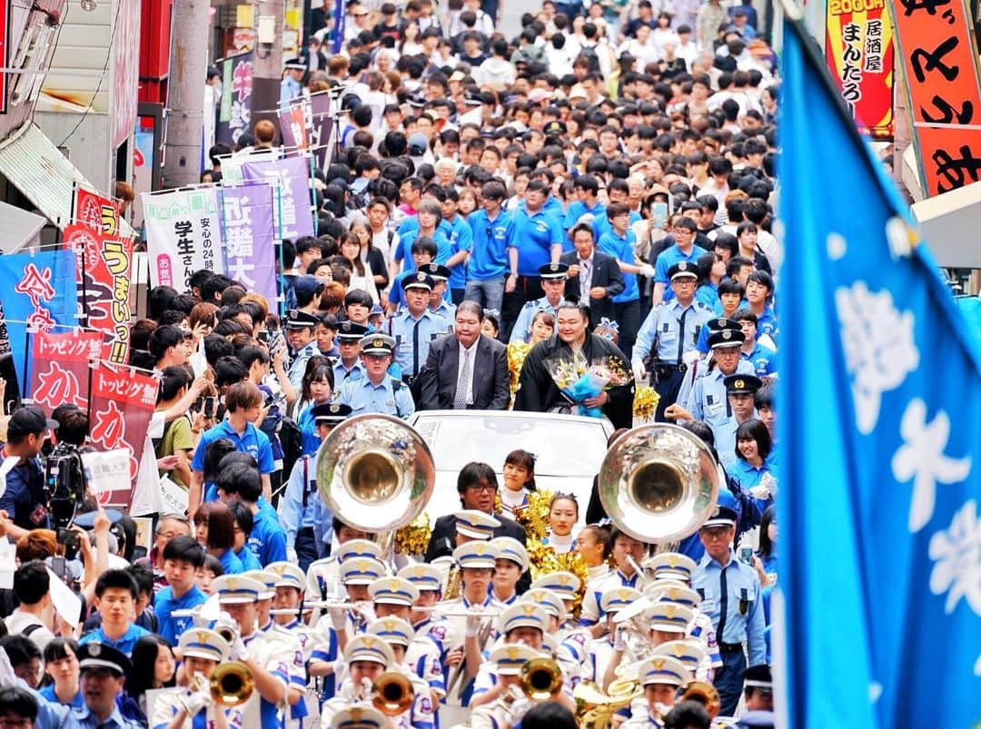 近畿大学総務部広報室さんのインスタグラム写真 - (近畿大学総務部広報室Instagram)「朝乃山関優勝凱旋パレード㊗️. 約7,000人がかけつけ、朝乃山関の優勝をお祝いしました🎉 本日この様子がTVでもたくさん紹介されましたが、授業等で見逃した！という方、明日8:00から放送の日本テレビ「スッキリ！」でも放送されます📺✨ ぜひご覧ください*\(^o^)/* .  #kindai #kindaiuniversity #sumo #sumowrestler #parade #victoryparade #asanoyama #japanesesports #近畿大学 #近大 #朝乃山 #高砂親方 #優勝パレード」6月18日 20時04分 - kindaiuniversity