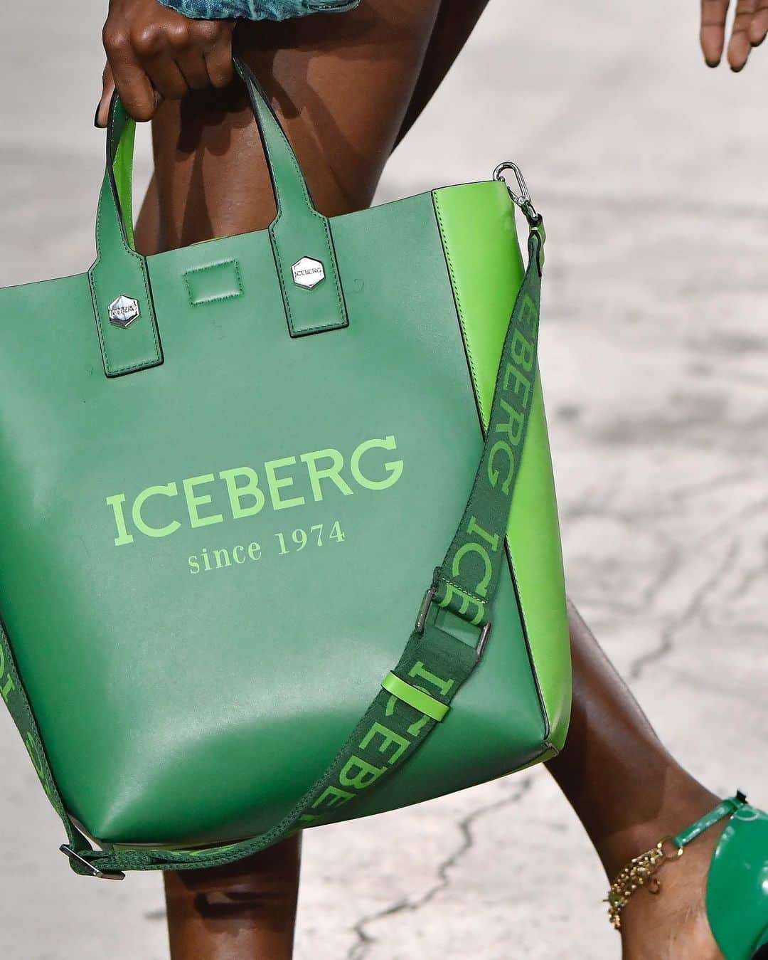 アイスバーグさんのインスタグラム写真 - (アイスバーグInstagram)「Bags! Bags! Bags! #Iceberg1974 #SS20」6月18日 20時06分 - iceberg