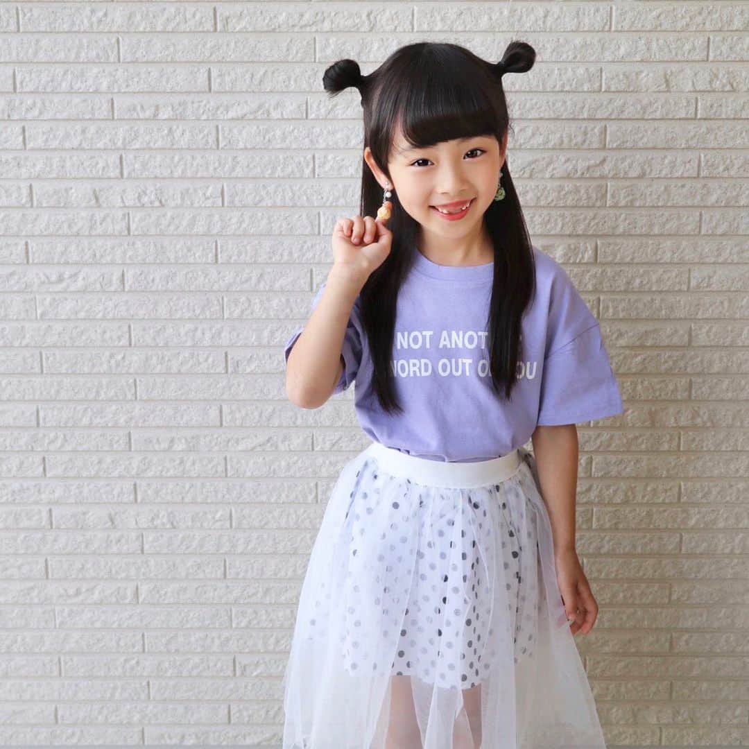 Akiさんのインスタグラム写真 - (AkiInstagram)「6/18 ・ 表情が日に日にJSになっていくけど 5歳女児平均身長の7歳女児👧🏻 ・ ・ お洋服は @urbancherry_ 👗 今年は紫が気になってて 買うお洋服ほとんど紫色💜 ・ 娘お気に入りのアイスのイヤリングは  @chirp_terrace 🍨 ・ ・ そんな今日の娘 ・ 👧🏻「ママ。突然ですが、ここでクイズです。」 👩🏻「えっ。」 👧🏻「アルミと樹脂では樹脂の方が熱を伝えやすい。⭕️か❌か。」 ・ なにこれ 母ちゃん試されてる😌 ・ #我が子が親を試してくる人と繋がりたい #小学校の図書室で借りてきた本 #リケジョ ← ・ ・ ・ ・ 身長109cm/着用サイズ120」6月18日 20時06分 - mas_0504