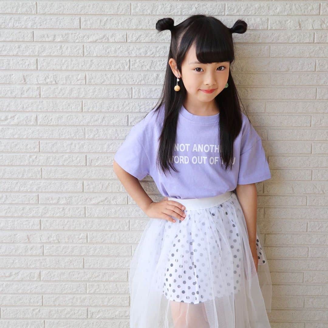 Akiさんのインスタグラム写真 - (AkiInstagram)「6/18 ・ 表情が日に日にJSになっていくけど 5歳女児平均身長の7歳女児👧🏻 ・ ・ お洋服は @urbancherry_ 👗 今年は紫が気になってて 買うお洋服ほとんど紫色💜 ・ 娘お気に入りのアイスのイヤリングは  @chirp_terrace 🍨 ・ ・ そんな今日の娘 ・ 👧🏻「ママ。突然ですが、ここでクイズです。」 👩🏻「えっ。」 👧🏻「アルミと樹脂では樹脂の方が熱を伝えやすい。⭕️か❌か。」 ・ なにこれ 母ちゃん試されてる😌 ・ #我が子が親を試してくる人と繋がりたい #小学校の図書室で借りてきた本 #リケジョ ← ・ ・ ・ ・ 身長109cm/着用サイズ120」6月18日 20時06分 - mas_0504