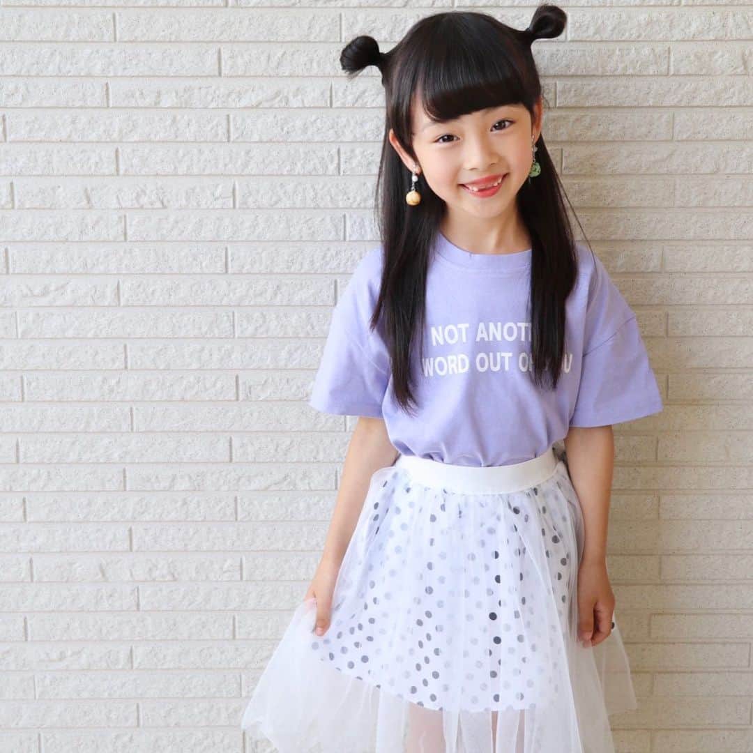 Akiさんのインスタグラム写真 - (AkiInstagram)「6/18 ・ 表情が日に日にJSになっていくけど 5歳女児平均身長の7歳女児👧🏻 ・ ・ お洋服は @urbancherry_ 👗 今年は紫が気になってて 買うお洋服ほとんど紫色💜 ・ 娘お気に入りのアイスのイヤリングは  @chirp_terrace 🍨 ・ ・ そんな今日の娘 ・ 👧🏻「ママ。突然ですが、ここでクイズです。」 👩🏻「えっ。」 👧🏻「アルミと樹脂では樹脂の方が熱を伝えやすい。⭕️か❌か。」 ・ なにこれ 母ちゃん試されてる😌 ・ #我が子が親を試してくる人と繋がりたい #小学校の図書室で借りてきた本 #リケジョ ← ・ ・ ・ ・ 身長109cm/着用サイズ120」6月18日 20時06分 - mas_0504