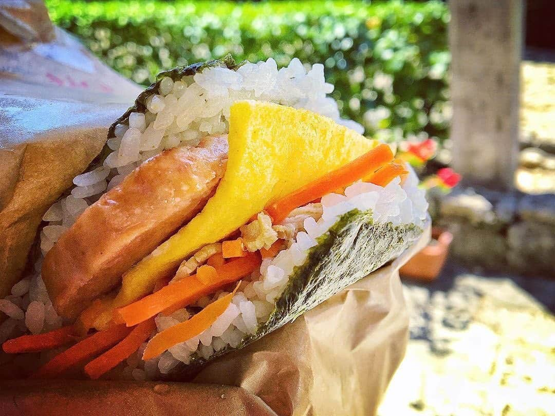 Be.okinawaさんのインスタグラム写真 - (Be.okinawaInstagram)「Yum! A spam and egg riceball is the best kind of snack for a road trip. 📷:@nackygram  #onigiri #riceball #飯糰 #주먹밥 #おにぎり #ポーク卵 #沖縄料理 #okinawanfood  #luncheonmeat #egg #beokinawa #visitokinawa」6月18日 20時16分 - visitokinawajapan