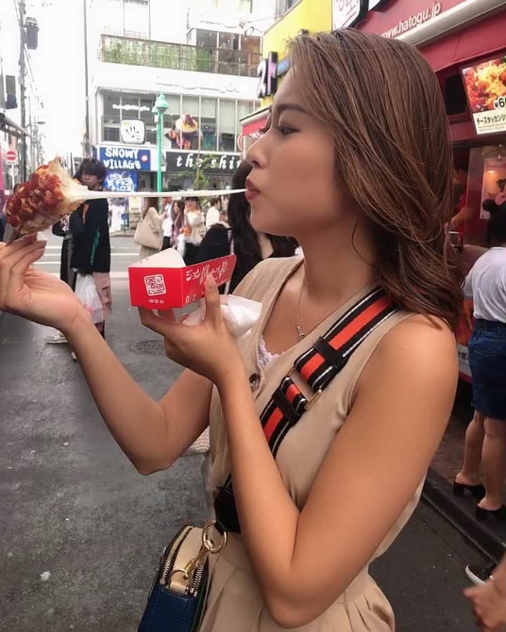 澤井玲未のインスタグラム：「HAWAIIから妹みたいな存在の子がきたから東京観光に新大久保🧀 伸びた . #shinookubo#🇰🇷#cheece#food#新大久保#韓国#チーズ#ちーずはっとぐ#食べ歩き#食い倒れ#新大久保グルメ#グルメ#咀嚼#チーズドッグ」