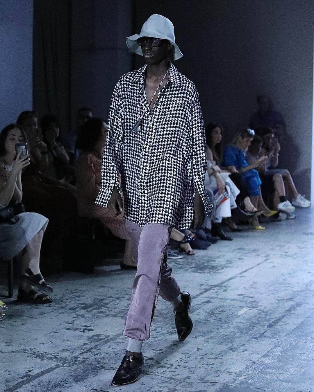 Lee Oliveiraさんのインスタグラム写真 - (Lee OliveiraInstagram)「Swipe ➡️ left to see the looks from the @bed_j.w._ford SS20 runway show at Milan Men’s Fashion Week . . #bedjwford #mmfw #mfw」6月18日 20時11分 - leeoliveira