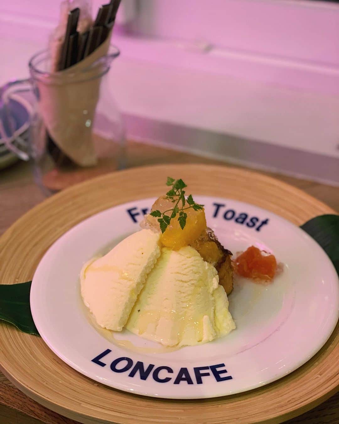 karen okajimaさんのインスタグラム写真 - (karen okajimaInstagram)「ㅤㅤㅤ ㅤㅤㅤ この日楽しかったすぎて どの写真もお腹抱えて爆笑（笑） ㅤㅤㅤ  中目黒の高架下にあるロンカフェで フレンチトースト食べたん❤️ シャンパンもあって飲んだけど どっちも美味しかった🥰🥂✨ 5分くらいでぺろりとたいらげた🤤 写真撮ってくれたん安定弥月はん。笑 ㅤㅤㅤ  次の東京は来週👌 G20の時にゆかと東京逃げに行く。笑 またひとみにも会えるしたのちみ💕 ここぞとばかりに溜まったマイルを 使っていくねん。飛行機いけるかな✈️笑 ㅤㅤㅤ #loncafestandnakameguro  #loncafe #ロンカフェ #ロンカフェ中目黒 #中目黒グルメ #東京カフェ #グルメ岡島 #岡島かれん #中目黒カフェ #目黒カフェ」6月18日 20時13分 - karenokajima0318