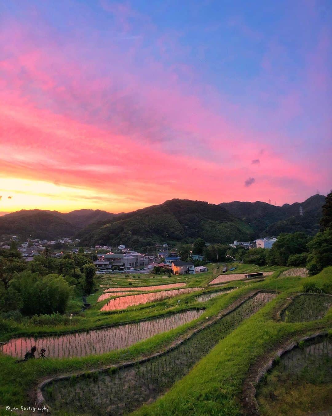 leo7000のインスタグラム：「仕事帰りに棚田へ寄り道🌄🌅 ギリギリ綺麗な夕焼け見れました‼️ 皆さん、今日もお疲れ様でした~♪ 🍺🍺✨ @sunset」