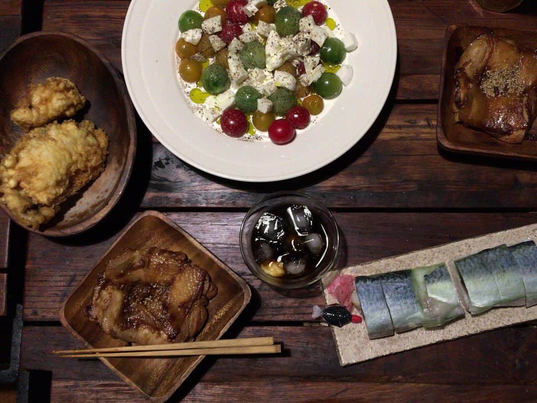 池内万作さんのインスタグラム写真 - (池内万作Instagram)「夕ご飯はみちょ食堂と京都のコラボ。 フルーツトマトとモッツァレラのブッラータ仕立て&鯖寿司、もも焼き、そして鱧天。 あー美味かった美味しかった♪ #イケウチ家の食卓」6月18日 20時18分 - mandeshita
