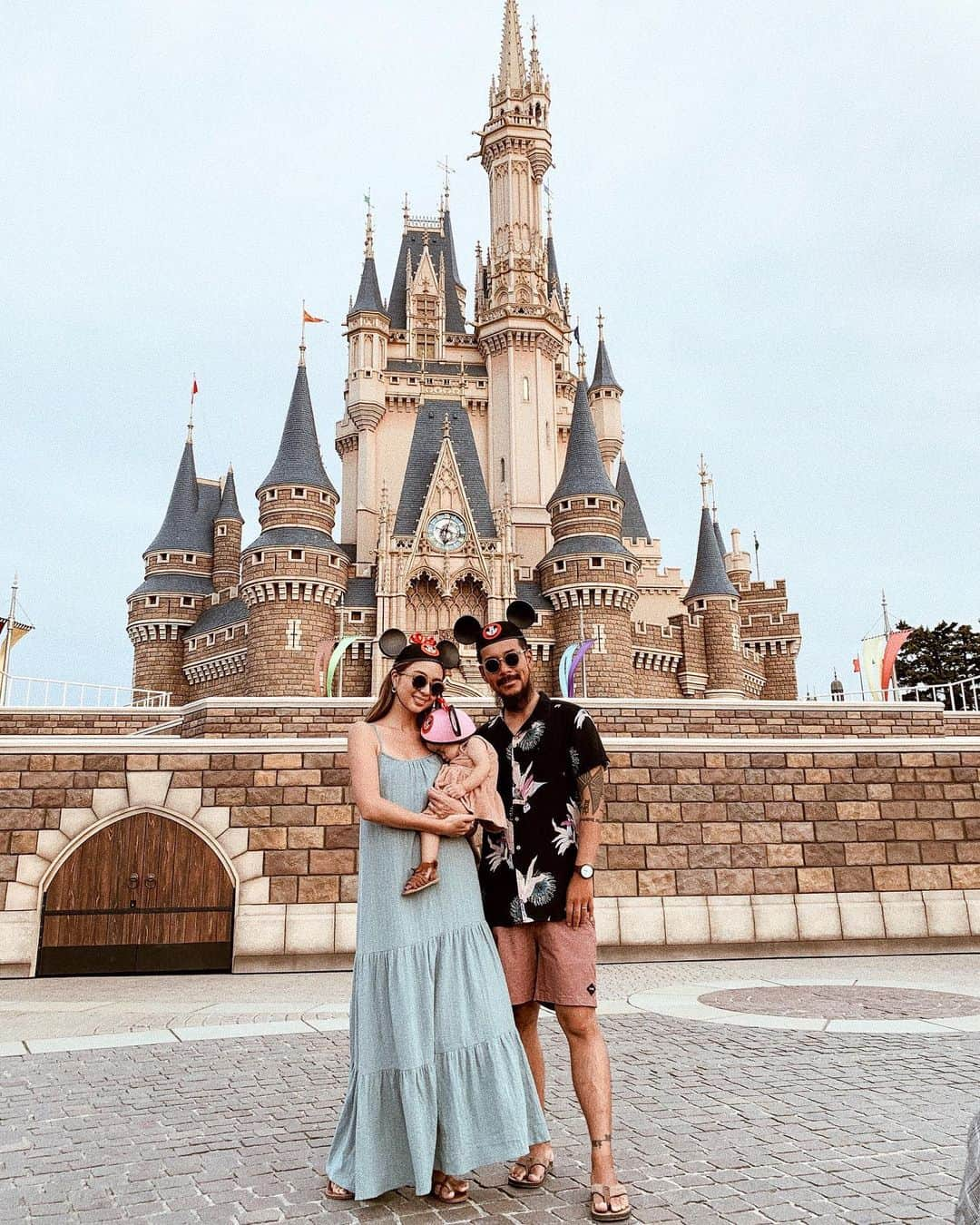 岡田美季さんのインスタグラム写真 - (岡田美季Instagram)「今日はお休みもらってdisney🏰💖 娘birthday week❤︎ はじめてのTokyo Disney Land楽しかったね😍 乗り物も夢中に手たたいてノリノリで私達は娘にのみ夢中😂💖 上手に写真撮ってもらった✨ ら、寝たけどもそれも良い思い出🎞👶 #tokyodisneyland #disney #ディズニーランド #11ヶ月 #女の子ベビー」6月18日 20時19分 - mikiokada0225