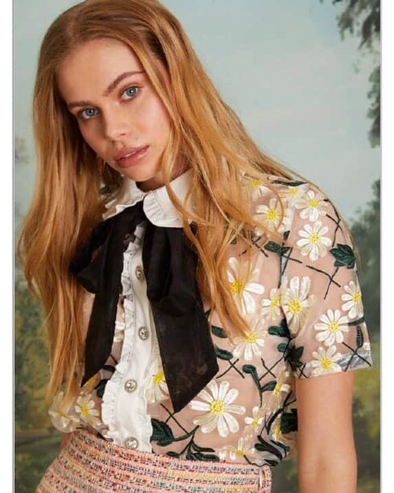 のインスタグラム：「【SISTER JANE】﻿ ﻿ 〈the FREESIA AFFAIR〉﻿ ﻿ 眩しいほど色付けされた蝶々に﻿ 高々としたプラタナスを織り込むようなコレクション。﻿ The Freesia Affairへようこそ。﻿ ﻿ ﻿ ■デイジーリボンタイブラウス﻿ @dreamsisterjane #6019211002﻿ ¥14,800+Tax﻿ ﻿ ﻿ #ローズバッド ﻿ #ROSEBUD﻿ #ROSEBUD19ss」