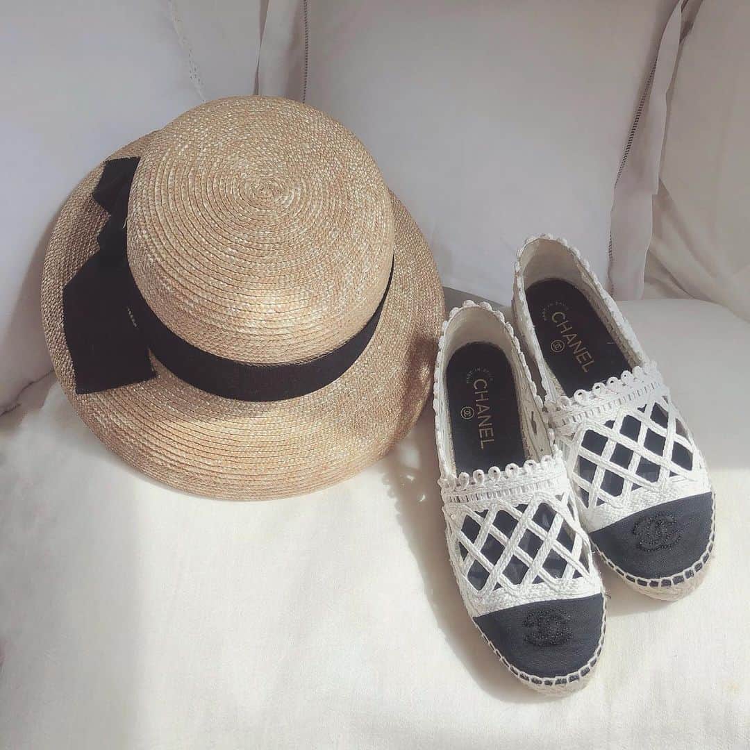 puinpiさんのインスタグラム写真 - (puinpiInstagram)「Summer ❤︎ ： 新しい靴を買ったの。 久しぶりのフラットシューズは、 Chanelのエスパドリーユにしました❤︎ ： Puiのhatと合わせたいな♡ ： もうすぐ✈︎にでるから連れて行こう☺︎ ： ： #Pui#Puishop#エスパドリーユ#シャネル#Chanel#ストローハット#hat#ビーチ#ビーチアイテム#靴#フラットシューズ#帽子#プイ」6月18日 20時23分 - puinpi