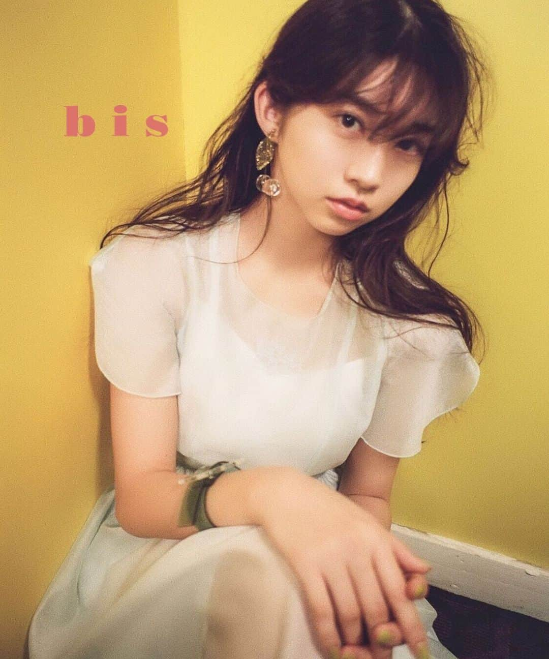 bis_web bis [ビス] さんのインスタグラム写真 - (bis_web bis [ビス] Instagram)「🌷 new issue 🌷﻿﻿﻿﻿ ﻿﻿﻿﻿﻿﻿ ﻿﻿﻿﻿﻿﻿ bis July 2019﻿﻿﻿﻿﻿﻿ IN HER EYES 「自分だけの境界線」﻿﻿﻿﻿﻿﻿ ﻿﻿﻿﻿﻿﻿ ﻿SWEET SUMMER RULES﻿﻿ とっておきの夏を過ごす８つのワードローブ﻿﻿ ﻿﻿ ファッション企画に﻿、﻿ 最近公式インスタグラムを開設して話題となっている﻿ モーニング娘。'19 の 牧野真莉愛ちゃん﻿﻿ が登場しています💕﻿﻿ ﻿﻿ ドレッシーなワンピースと﻿﻿ クリア小物の合わせをかわいく着こなしてくれています！﻿﻿ ﻿﻿ 気になる方は bis7月号をチェックして！🍒﻿﻿ ﻿﻿﻿﻿ ﻿﻿﻿﻿ ﻿﻿﻿﻿ #bis_web #bis #モーニング娘19 #モー娘 #牧野真莉愛 #まりあん #morningmusume19 #アイドル #ハロプロ #ハロープロジェクト #idol #japan #モデル #雑誌 #オフショット #model #shotting #film #ドレス #dress #クリア小物 #クリア #トレンド #ファッション #レディース」6月18日 20時34分 - bis_web