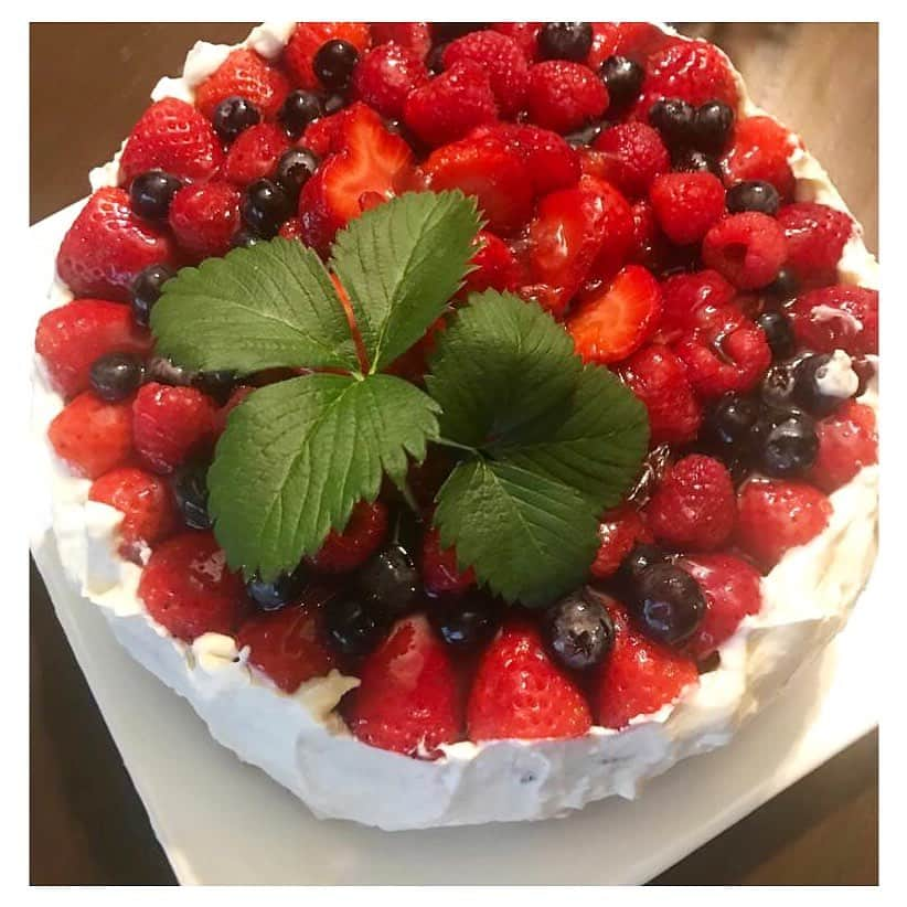 カロリナ・クルコヴァさんのインスタグラム写真 - (カロリナ・クルコヴァInstagram)「This cake it’s homemade by my mom ❤️ It’s whip cream whipped with yogurt with fresh strawberries and czech biscuits piškoty 😍 It’s my favorite birthday cake since I’m a little girl. #yummy #homemade 🤩」6月18日 20時26分 - karolinakurkova