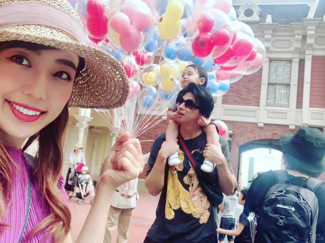 アレクサンダーさんのインスタグラム写真 - (アレクサンダーInstagram)「わあ のんちゃん風船🎈🎈🎈いっぱい いいなーいいなー❤️ #disneyland  #風船 #飛べそう #赤ちゃん」6月18日 20時28分 - alexanderfriends