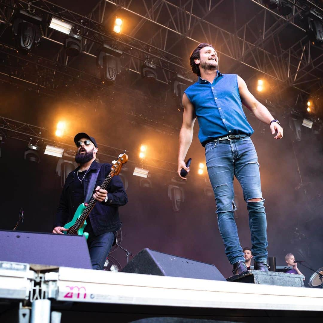 Bastian Bakerさんのインスタグラム写真 - (Bastian BakerInstagram)「Some more @festineuch shots. Love this festival, one of my favs! Such a great vibe and atmosphere, thanks for having us and for such a good hospitality 😘pics by @adridri24 and @raf_nanchen #festival #summer #fun #suisse #switzerland #gibson #hummingbird #live」6月18日 20時29分 - bastianbaker