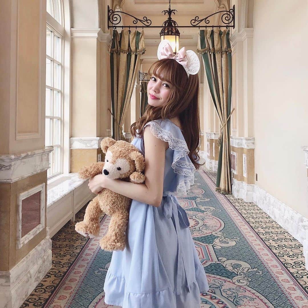 のインスタグラム：「大好きなダッフィーと🧸💓 . @rasmile_official のこのワンピは アリスコーデにも使える👗💫 . 月末のpopupイベントでもこのワンピース 発売されますよ💓 イベントの詳細は @rasmile_official の アカウントのpopupについての投稿を チェックしてみてくださいね💫💫 . . みんなに会えるのが今から楽しみ💓 . . . . #ダッフィー#アリス#ディズニー#ミニーちゃん#アリスコスプレ#Rasmile#ミラコスタ#東京ディズニーシー#ディズニーシー#duffy#hotel#tokyohotel#hotelmiracosta」