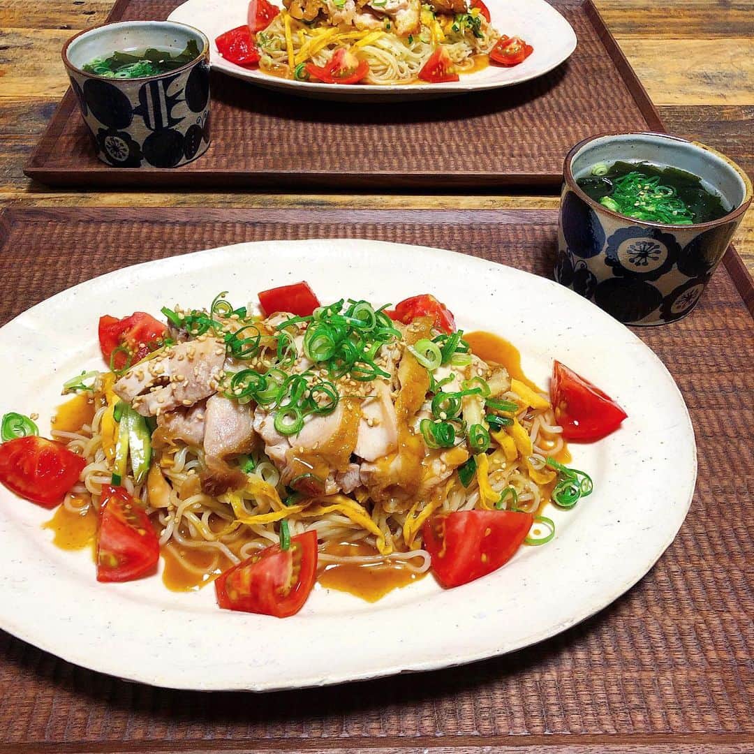 chaako ちゃあこのインスタグラム：「2019.6.18 * * 今日の晩御飯٩(๑❛ᴗ❛๑)۶ * ＊冷やし鶏そば ＊わかめの胡麻スープ * でした(๑´ڡ`๑) * 今日は明日のメニューを前倒しして、去年夫に好評だった、冷やし鶏そばにしました♡ * 夕方に電話が来て、お昼に会社の人とがっつり定食を食べたから、晩御飯は麺が良いなーと。 * 丁度明日のメニューがこの冷やし鶏そばだったので、変更。 * これはインスタで見かけた、東京のお店のやつを適当に真似して作ったもの。どこのお店だったかなー=͟͟͞͞ =͟͟͞͞ ﾍ( ´Д`)ﾉ * 麺の上に錦糸卵と千切りの胡瓜を乗せて、その上に照り焼きにした鶏肉をなるべく薄く切って乗せて。 * 麺とタレは、市販の冷やし中華の胡麻だれを使ってます。 * これにラー油を垂らして食べると、更にウマウマです(*≧∀≦) * * *」