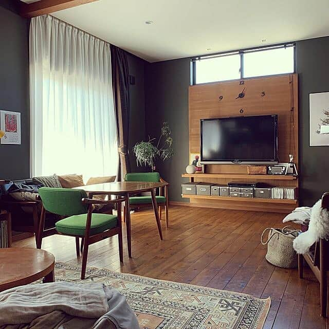 RoomClipJPさんのインスタグラム写真 - (RoomClipJPInstagram)「『カリモク60のある部屋』ダイニングテーブルとチェアはカリモク60のもの。コンパクトなので食卓とくつろぎスペースが両立し多様なライフスタイルに対応できます。6,000枚以上のカリモク60の部屋実例を参考にしてみてください⁣ .⁣ Photo:maruko(RoomNo.923930)▶︎この部屋のインテリアはRoomClipのアプリからご覧いただけます。アプリはプロフィール欄から⁣ .⁣ 投稿イベント開催中です【まもなく終了する投稿イベント】『民芸品〜6/23』『シャビーシック〜6/23』⁣⠀⠀ .⁣ #RoomClip#ルームクリップ#interior#instahome#インテリア#暮らし#日常#マイホーム#日々の暮らし#丁寧な暮らし#家#シンプルライフ#リビング#家具#インテリア雑貨#収納#シンプルインテリア#模様替え#整理収納#インテリア好き#インテリア小物#おしゃれな家#100均インテリア#おしゃれインテリア#インテリア家具#ダイニングチェア#ダイニングテーブル#カリモク60#ソファ#カーテン」6月18日 20時31分 - roomclipjp