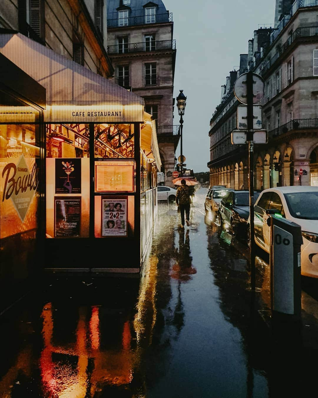 Putri Anindyaさんのインスタグラム写真 - (Putri AnindyaInstagram)「22.00 blue hour // for someone who grew up in the country where equator crossed, watching the sun set at 22.00 was bizarre. Somehow i love how i have a looong daylight, yet my brain seems can't adjust it well. My sleeping hour became very late and the problem comes when the sunrise is early. Anyway, after the sunset and before the sunrise, the blue hour never absent. This very hour always show off its own peculiar beauty. Where the mood turned blue, where the weather is not a matter.  Photos taken with #GalaxyS10 Pro Mode, Ultra Wide Lens, and zoom (for the moon) #NeverAfraid to explore more and be the Next Generation #withGalaxy! Check GalaxyLaunchPack.com for many special offers!」6月18日 20時42分 - puanindya