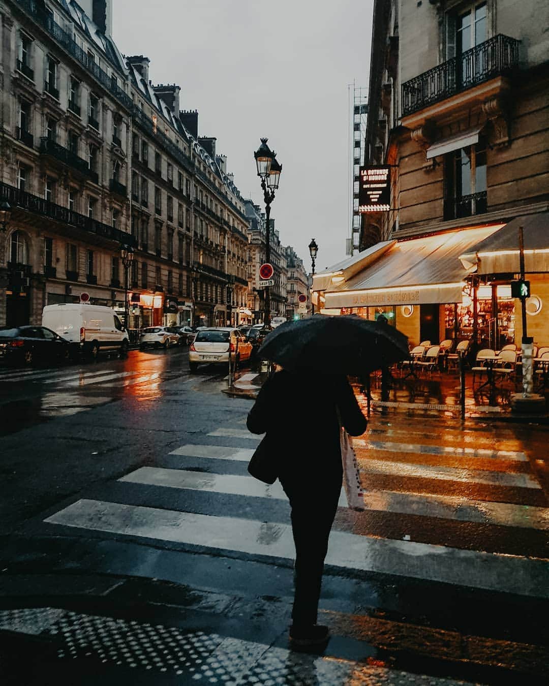 Putri Anindyaのインスタグラム：「22.00 blue hour // for someone who grew up in the country where equator crossed, watching the sun set at 22.00 was bizarre. Somehow i love how i have a looong daylight, yet my brain seems can't adjust it well. My sleeping hour became very late and the problem comes when the sunrise is early. Anyway, after the sunset and before the sunrise, the blue hour never absent. This very hour always show off its own peculiar beauty. Where the mood turned blue, where the weather is not a matter.  Photos taken with #GalaxyS10 Pro Mode, Ultra Wide Lens, and zoom (for the moon) #NeverAfraid to explore more and be the Next Generation #withGalaxy! Check GalaxyLaunchPack.com for many special offers!」