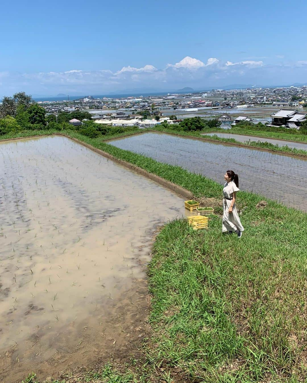 松井絵里奈さんのインスタグラム写真 - (松井絵里奈Instagram)「自然農法。 どの工程も手間がかかり、 労力がいるもの。 毎日自然と向き合いながら 苗には触って話しかけながら、 愛情をもって育ててくださっている生産者さんの姿を見て、 心から感謝をして 食べ物に向かおうと改めて強く思いました🙏🏻✨ 皆さんと一緒におこなった田植え♡ 呼吸を合わせながらひと苗ひと苗 心を込めて植えていきました。 次の日に訪れた田んぼには、 さらに愛着が湧きました💓🥰 ・ 太陽も、雨も、土も、微生物も、昆虫もそして、種も。 自然の恵みをいただきながら人間が存在していることを忘れてはいけない。 自然のバランス。 環境と人間はひとつで繋がっている。 未来の子どもたちを守るために、 利便性、快適さだけを求めて 環境を破壊し、種を消滅させてはならない。 日々の生活で、消費者が賢くなって 環境にも身体にもいい選択をしていかなければと思いました。 今日自分ができる事をコツコツと。 環境の保護には、一人一人の心を変えていくことが必要✨ 日々、私も勉強をしていこうと 決意しました。 @dougokougenfarm  #愛媛#伊予市 #自然農法#自然栽培 #環境#環境保護 #🌱#地球#🌏 #道後高原ファーム  #農業#農業ガール #松井絵里奈」6月18日 20時34分 - erina74xx