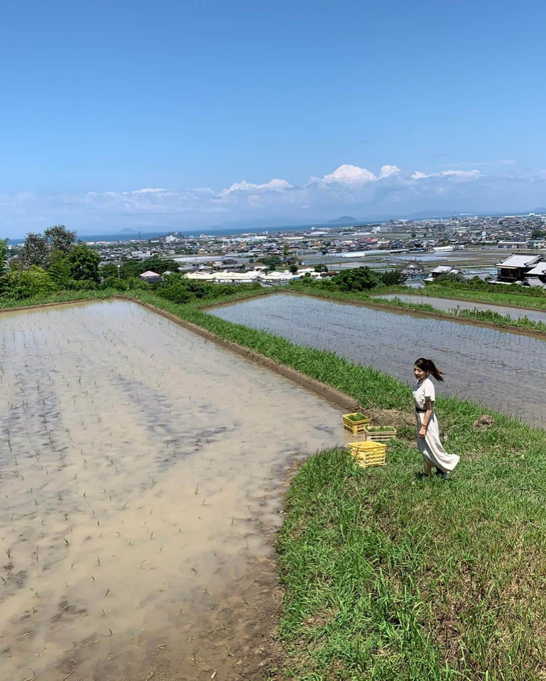 松井絵里奈さんのインスタグラム写真 - (松井絵里奈Instagram)「自然農法。 どの工程も手間がかかり、 労力がいるもの。 毎日自然と向き合いながら 苗には触って話しかけながら、 愛情をもって育ててくださっている生産者さんの姿を見て、 心から感謝をして 食べ物に向かおうと改めて強く思いました🙏🏻✨ 皆さんと一緒におこなった田植え♡ 呼吸を合わせながらひと苗ひと苗 心を込めて植えていきました。 次の日に訪れた田んぼには、 さらに愛着が湧きました💓🥰 ・ 太陽も、雨も、土も、微生物も、昆虫もそして、種も。 自然の恵みをいただきながら人間が存在していることを忘れてはいけない。 自然のバランス。 環境と人間はひとつで繋がっている。 未来の子どもたちを守るために、 利便性、快適さだけを求めて 環境を破壊し、種を消滅させてはならない。 日々の生活で、消費者が賢くなって 環境にも身体にもいい選択をしていかなければと思いました。 今日自分ができる事をコツコツと。 環境の保護には、一人一人の心を変えていくことが必要✨ 日々、私も勉強をしていこうと 決意しました。 @dougokougenfarm  #愛媛#伊予市 #自然農法#自然栽培 #環境#環境保護 #🌱#地球#🌏 #道後高原ファーム  #農業#農業ガール #松井絵里奈」6月18日 20時34分 - erina74xx