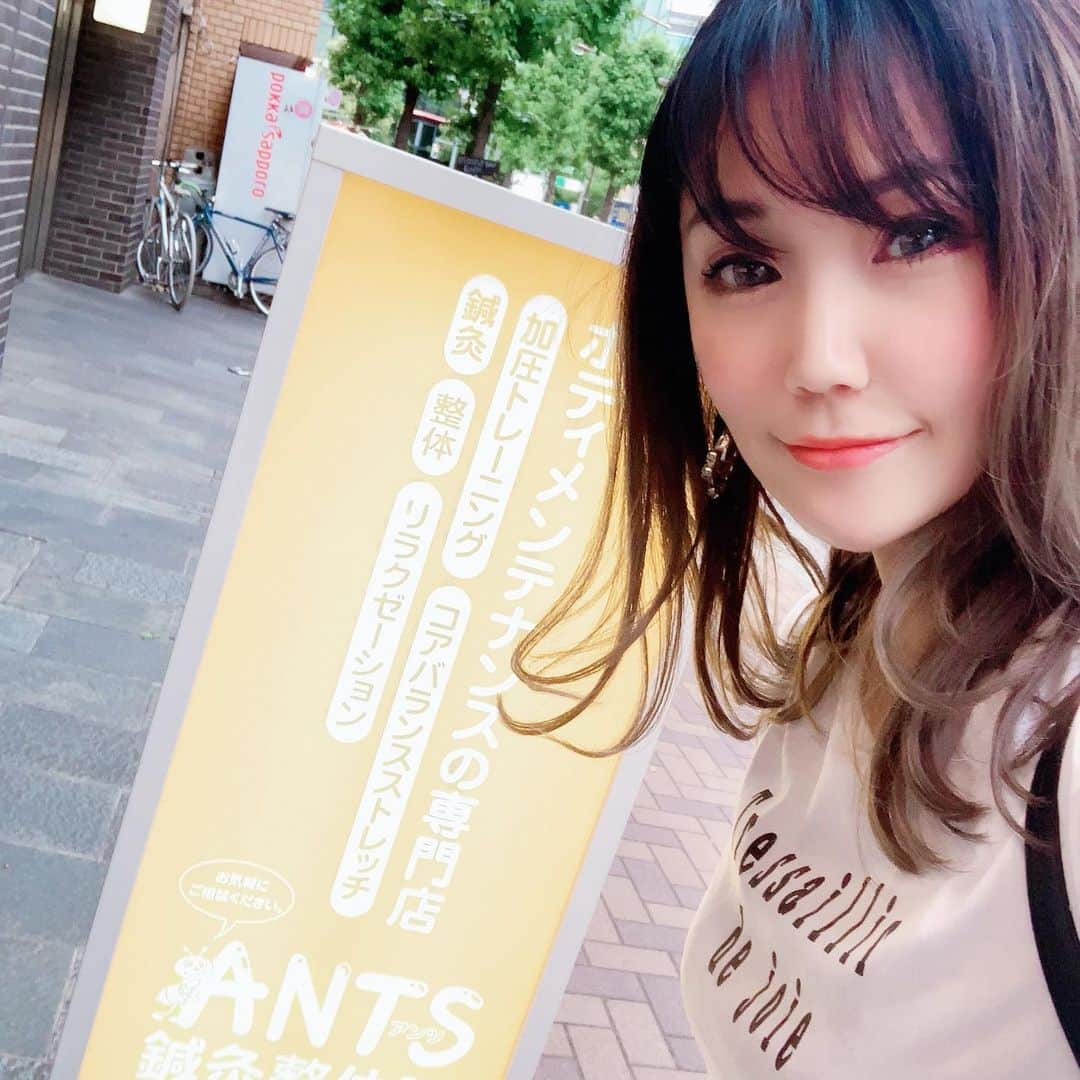 星読みプリンセス・エリ様さんのインスタグラム写真 - (星読みプリンセス・エリ様Instagram)「最近は、美容鍼にハマってるわたし♡﻿ ﻿ ﻿﻿ 飯田橋にあるANTS鍼灸整体院  @ants_biyo_iidabashi で美容鍼60分コースを受けてきたよ⭐️﻿﻿ ﻿﻿ ﻿ 美容鍼は、顔に鍼をうつことで血液やリンパの流れが良くなって、たるみやシミ、シワの改善につながる施術。﻿ ﻿ ﻿ ANTS鍼灸整体院の施術は、鍼に電気を流して筋肉を動かした後に﻿ 顔のマッサージと、美顔ローラーを使ってリンパを流してくれるから﻿ めちゃくちゃスッキリ😳！！﻿ ﻿ わたしは疲れ目が酷いんだけど、目のツボへの鍼とマッサージで﻿ 終わった後は目の疲れがとれて瞼が軽いっ😳✨✨﻿ ﻿﻿ ﻿ 3枚目にBefore、4枚目にAfterも載せたよ♬﻿ めっちゃスッキリしてない？？﻿ ﻿﻿﻿ ﻿ この投稿を見た方限定の特別割引もあるので、﻿ 興味のある方は  @ants_biyo_iidabashi にDMしてみてね💌♬﻿ ﻿ ﻿ #鍼灸#鍼灸院#美容鍼﻿ #リフトアップ#アンチエイジング﻿ #飯田橋#水道橋﻿ #ants鍼灸整体院#PR﻿ #美容#美容鍼#美容好き﻿﻿ #美容好きな人と繋がりたい﻿﻿ #アラサー美容#30代美容﻿﻿﻿ #アンチエイジング#コラーゲン生成﻿﻿﻿ #ほうれい線#疲れ目#目の疲れ﻿ #眼精疲労#フェイスマッサージ﻿」6月18日 20時38分 - eri.princessmind