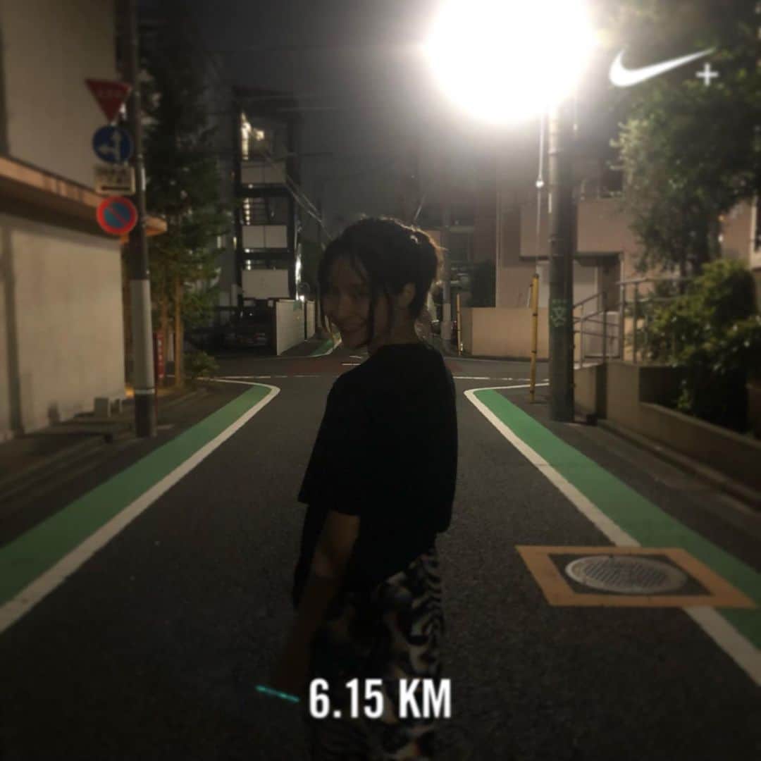 ヒガリノさんのインスタグラム写真 - (ヒガリノInstagram)「__ . Today's Run !!! 今日は沖縄のお友達が 一緒に走ってみたい！と言ってくれて お友達、ランニングデビュー🏃‍♀️ ゆっくりペースでお喋りしながら。 友達と走るのは違う楽しさがあるね😆 何より私のインスタを見て ランニングに興味持ってくれた事が嬉しい☺️ せっかく写真撮ってくれたのに 汗かいて前髪の治安が悪い私らしさです(笑) . #ハシリマスタグラム #ランスタグラム #ナイキプラス #ナイトラン #ナイトランニング #ランニング友達 #igランナーズ #ランニング記録 #ラン記録 #ナイキ #ワークアウト #走るひと #比嘉梨乃 #ハシリノヒガリノ #running #runstagram #nike #nikewear #workout #bose #wirelessearphones #nightrun #run」6月18日 20時39分 - __higarino__