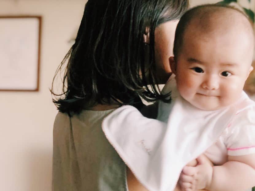 原田沙奈子さんのインスタグラム写真 - (原田沙奈子Instagram)「旅の打ち合わせ。 という口実で集まったこの間の私たち… （すでにこの時点で旅は始まっていたのではなかろうか。笑） 美味しいゴハンを用意してくれたえみんこ、本当にありがとう♡ 子供たちの騒がしさに負けない母たちの勢いもまた良き。 アマネの赤ちゃん時代をちょっと思い出しながら、かずえベイビーをユラユラさせてもらったら翌日アマネがぬいぐるみを抱っこして同じ姿勢でユラユラしてた。 0歳から3歳までの子供たちもまた、お互い刺激し合いながら楽しんでいるんだなぁ♡ 大所帯での旅がたのしみで仕方ない。 #割とご近所会 から #ちっともご近所ではない会 に変わった今。笑 ちっともご近所じゃないけど会うとやっぱり変わらないみんながいる。 …で、もう今から旅が終わっちゃうこと考えて少し寂しくなってる、どしよー☹️←損な性格 #おうちごはん」6月18日 20時39分 - sanakoharada