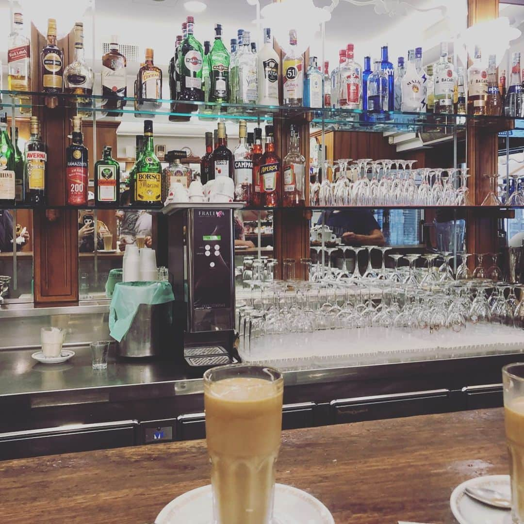 彩星りおんさんのインスタグラム写真 - (彩星りおんInstagram)「my favorite things : Rome﻿ ﻿ 2.drink coffee at the bar like a true Italian☕️🥐﻿ ﻿ 毎朝カウンターでカプチーノかエスプレッソ、コルネットをいただきました😋﻿ 濃いめのコーヒーで目覚めすっきり！なんせ毎朝5時には起きてたので…。🐣﻿ 娘もコルネットが大のお気に入りの様子。 ﻿ イタリア人はほんとに3分もかからずエスプレッソをグイッと飲み干して "Ciao!!" と出て行く。﻿ 何故か殆どが男性だったけど。﻿ ﻿ NY、東京ではしょっちゅう見かける、スタバのタンブラーやカップに並々入ったコーヒーを持ち歩く人なんて誰もいない。﻿ イタリア人と私たちにとって コーヒー は全く別物のようだ。 ﻿ #travelingram ﻿ #triptorome ﻿ #rome﻿ #espresso﻿ #capputtino﻿ #italian﻿ #caffegreco  #ローマ﻿ #エスプレッソ﻿ #カプチーノ﻿ #コルネット﻿ @anticocaffegreco」6月18日 20時40分 - rion.ayahoshi