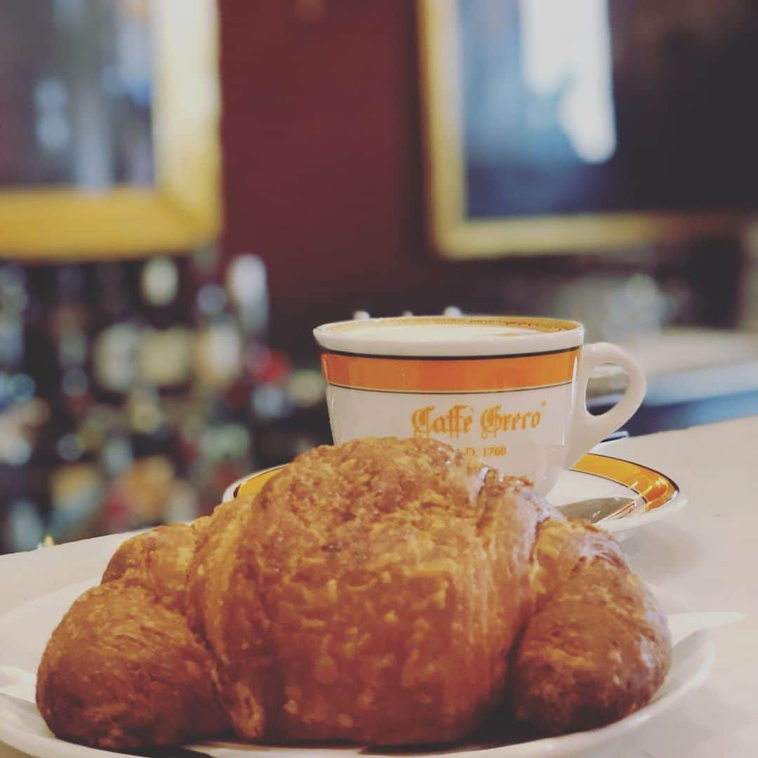 彩星りおんさんのインスタグラム写真 - (彩星りおんInstagram)「my favorite things : Rome﻿ ﻿ 2.drink coffee at the bar like a true Italian☕️🥐﻿ ﻿ 毎朝カウンターでカプチーノかエスプレッソ、コルネットをいただきました😋﻿ 濃いめのコーヒーで目覚めすっきり！なんせ毎朝5時には起きてたので…。🐣﻿ 娘もコルネットが大のお気に入りの様子。 ﻿ イタリア人はほんとに3分もかからずエスプレッソをグイッと飲み干して "Ciao!!" と出て行く。﻿ 何故か殆どが男性だったけど。﻿ ﻿ NY、東京ではしょっちゅう見かける、スタバのタンブラーやカップに並々入ったコーヒーを持ち歩く人なんて誰もいない。﻿ イタリア人と私たちにとって コーヒー は全く別物のようだ。 ﻿ #travelingram ﻿ #triptorome ﻿ #rome﻿ #espresso﻿ #capputtino﻿ #italian﻿ #caffegreco  #ローマ﻿ #エスプレッソ﻿ #カプチーノ﻿ #コルネット﻿ @anticocaffegreco」6月18日 20時40分 - rion.ayahoshi