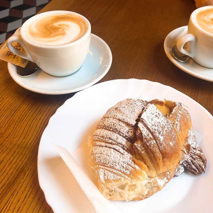 彩星りおんのインスタグラム：「my favorite things : Rome﻿ ﻿ 2.drink coffee at the bar like a true Italian☕️🥐﻿ ﻿ 毎朝カウンターでカプチーノかエスプレッソ、コルネットをいただきました😋﻿ 濃いめのコーヒーで目覚めすっきり！なんせ毎朝5時には起きてたので…。🐣﻿ 娘もコルネットが大のお気に入りの様子。 ﻿ イタリア人はほんとに3分もかからずエスプレッソをグイッと飲み干して "Ciao!!" と出て行く。﻿ 何故か殆どが男性だったけど。﻿ ﻿ NY、東京ではしょっちゅう見かける、スタバのタンブラーやカップに並々入ったコーヒーを持ち歩く人なんて誰もいない。﻿ イタリア人と私たちにとって コーヒー は全く別物のようだ。 ﻿ #travelingram ﻿ #triptorome ﻿ #rome﻿ #espresso﻿ #capputtino﻿ #italian﻿ #caffegreco  #ローマ﻿ #エスプレッソ﻿ #カプチーノ﻿ #コルネット﻿ @anticocaffegreco」