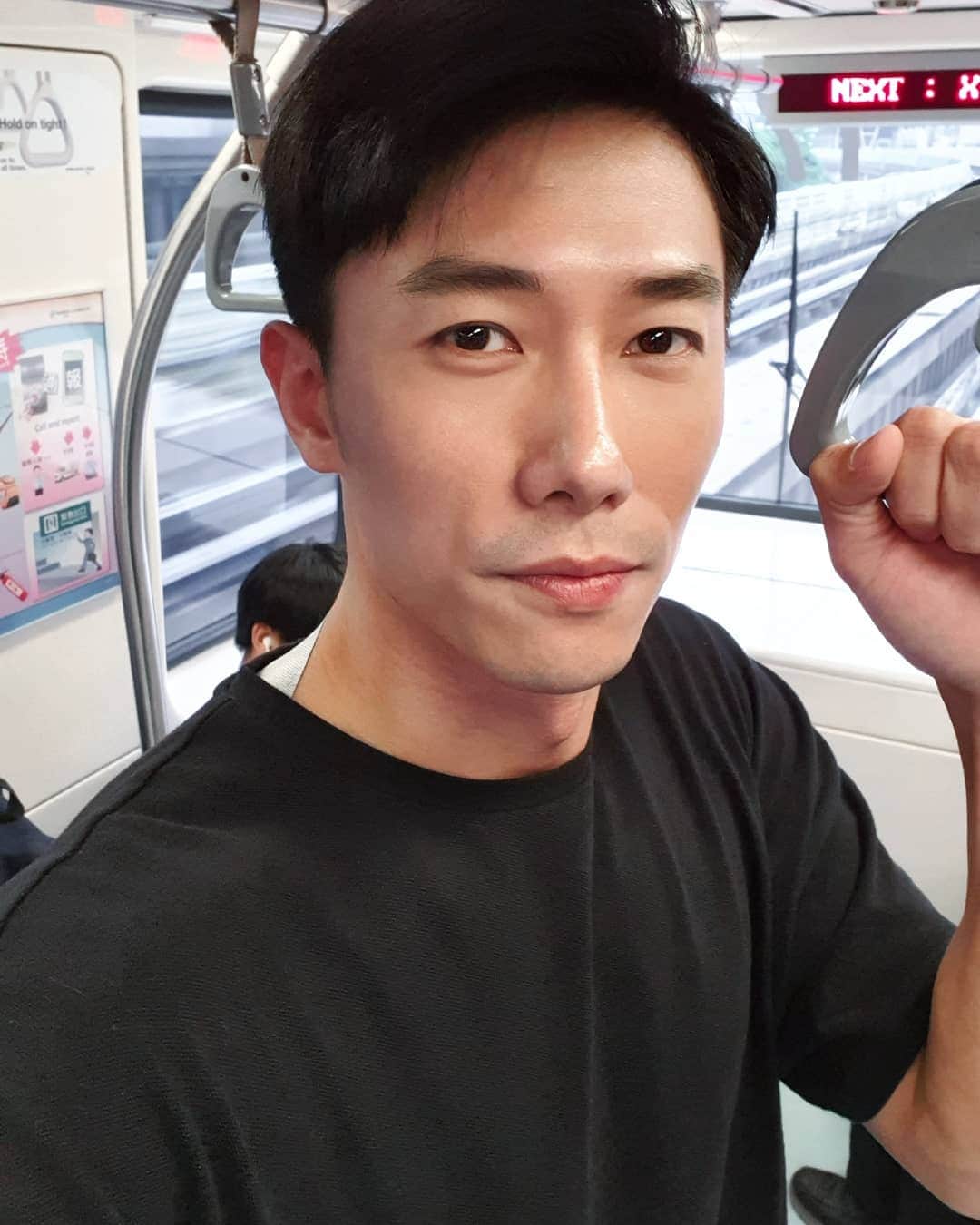 デスモンド・タンのインスタグラム：「"You must immerse yourself in an unfamiliar world in order to truly understand your own"  How true! I find it inspiring to live a life abroad like a regular folk and not a tourist. 不当观光客; 体验当地人的生活。ℹ Any Singaporeans in Taipei now?  #taipei #taiwan #catchmeifyoucan」