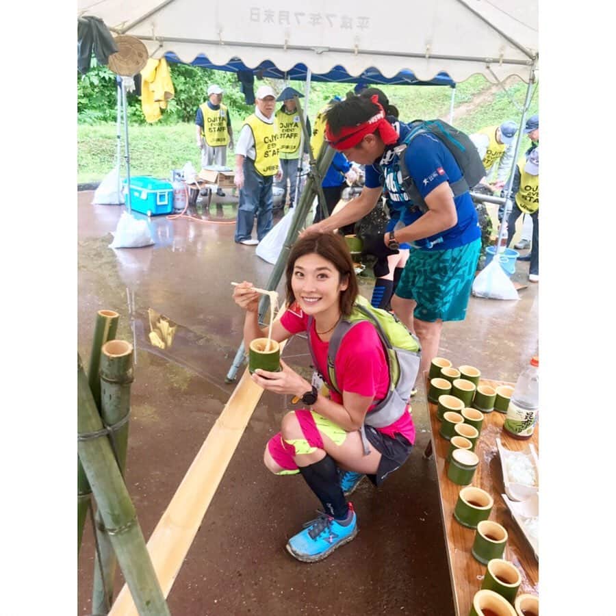 西谷綾子のインスタグラム：「✴︎ 霧かかった幻想的な景色をカラダいっぱいに感じ癒され、レース中のお楽しみの1つ、流しそうめんを食べ「ヨシッ‼︎💪」と気合いを入れ走っていると、雨風が強くなり厳しい状況に☔️🍃😱 ・ 一部泥沼の道を上手く走れない自分にモヤモヤ。。 (私、下り坂がとても苦手…😖) ・ 心の中では「あ〜怖いよ、嫌だよ〜」っと叫びながら… 他ランナーさんのコース取りを参考に実践🐾 レース中、対応力と柔軟性が備わり、 勇気もつけていただきました💪😢 ・ 何度も尻もちつき、泥だらけになる自分の姿を見て、 もぅ〜笑うしかなかったです😂👏 ・ どんな状況でも楽しむ心、 切り替えるチカラ、大事ですね‼︎ ・ 道中、家の前で手を振り、私のことを孫のように迎えてくださるおじいちゃん、おばあちゃんの優しさに心がホッコリ♡エイドステーションの給食の豊富さに毎回感激っ‼︎😭🙏 ・ 魅力溢れた大会に参加できて幸せ☺️✨ そして、多くの出逢いに感謝っ💓 ・ #越後カントリートレイル #最高 #ありがとう」