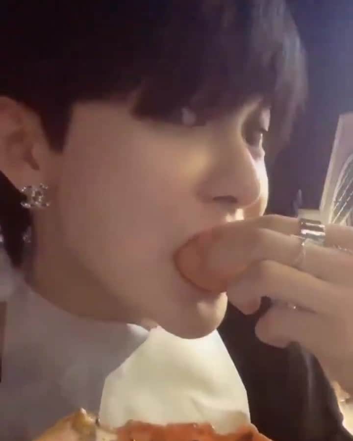 のインスタグラム：「#화리 의 행복한 먹방 2탄 그토록 먹고싶엇던 칠리크래에에에엡😘 ___ 190618 We_The_Boyz Twitter Update」