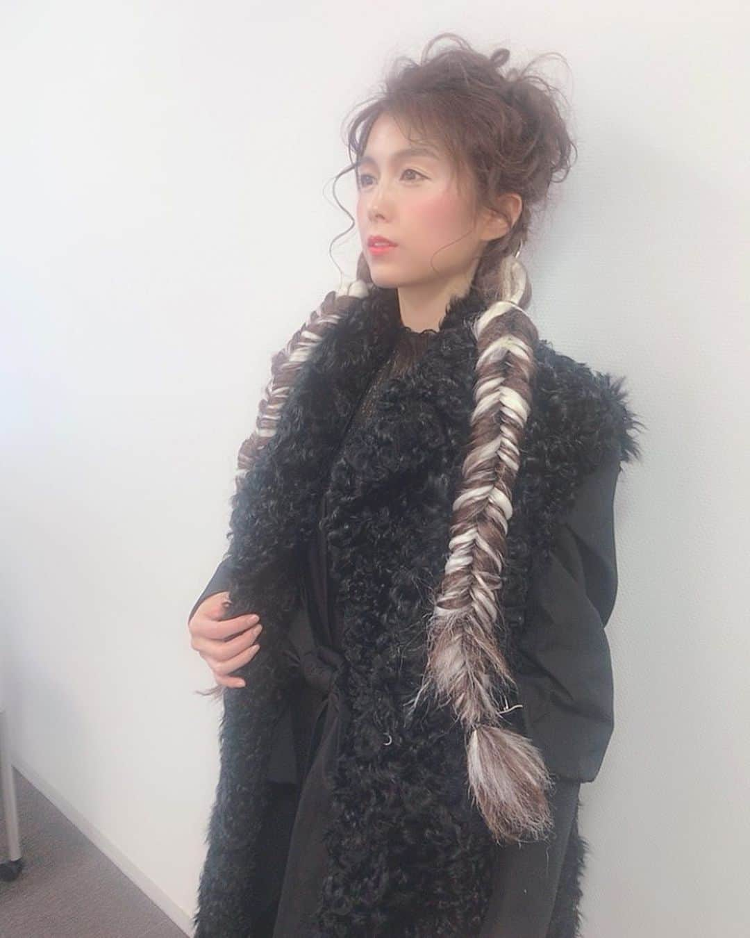 麻衣愛さんのインスタグラム写真 - (麻衣愛Instagram)「ソシエワールドさんのヘアショーにモデルとして出演させて頂きました!!とてもとても久しぶりにウォーキングしました😳笑笑 . . ヘアー、メイク、ネイル、衣装、みなさんの作品を背負って歩かせて頂くのでドキドキしたけれどすごく楽しかったです😋💗 . . 美容大好き人間だから美容の会話が飛び交う空間が楽しくて仕方がなくて幸せです!! #ソシエワールド #ソシエワールドヘアショー #ヘアショー #hair #hairarenge #hairset #hairshow #hairshow2019 #shooting #model #发型 #模型 #时髦 #时髦的发型」6月18日 20時48分 - maiaiii_0814