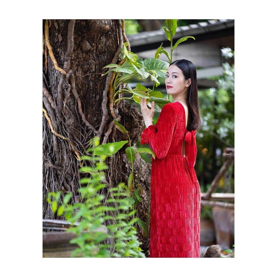 煌月爽矢のインスタグラム：「.﻿ .﻿ 作品4つ目(ｎ´ω`ｎ)﻿ ﻿ ﻿ ﻿ 珍しく毎日更新✨✨﻿ ﻿ ﻿ これは前にあげた衣装の仕上がりバージョンですね！！！﻿ ﻿ ﻿ ﻿ イメージはベトナム航空で働いてる人。ワラ﻿ ﻿ ﻿ #海外向け﻿ #撮影﻿ #タイ﻿ #センターマン #背中開いてる #アイコン変えたよん」