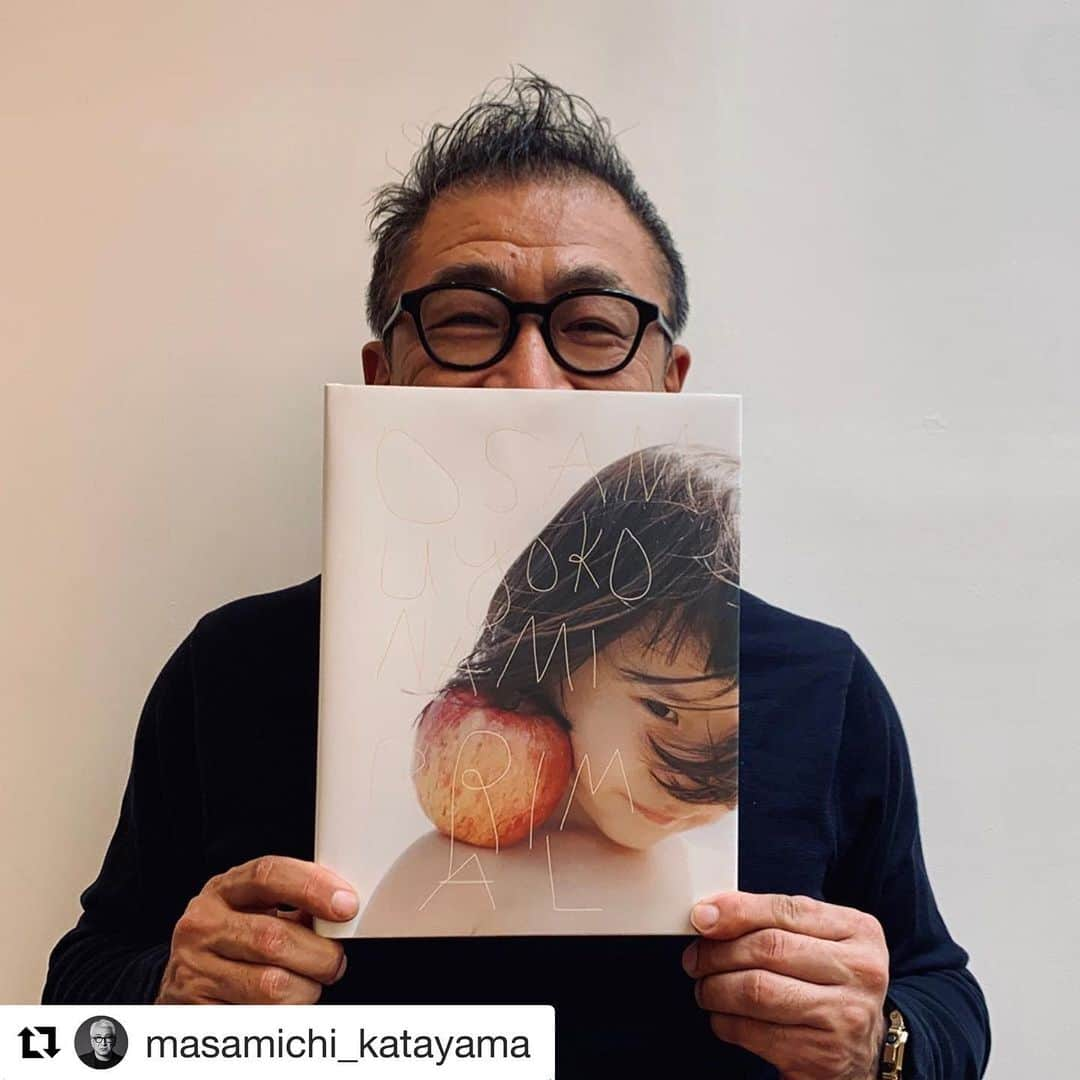 横浪修さんのインスタグラム写真 - (横浪修Instagram)「#osamuyokonami #横浪修 #Repost @masamichi_katayama with @get_repost ・・・ 10代の頃、同じ寮で生活を共にした悪友 横浪修の写真集「PRIMAL」が届きました。 子供を被写体に継続している彼らしい作品の後継版で、今回は2-3歳の子供達の素の表情が印象的です。 おかしなことをしているなーと毎度思うのですが（笑）、彼らしい表現にはっとさせらせるのです。 写真展も同時開催中なので、時間があれば是非。 横浪、ありがとう！  6月２３日（日）まで @bookandsons 12:00 A.M. – 7:00 P.M. / 水曜定休 〒152-0004 東京都目黒区鷹番2-13-3 キャトル鷹番  My friend from late-teen and spent time together in the same school dormitory, published a new photography book "PRIMAL". He has been taking photos of kids, and this is a new addition. This time, he took photos of 2-3 years old. Though I have been wondering why he keep shooting small kids with a fruit, but kids' pure facial expression is so striking Until end of this week, you can also see his work at his photo exhibition.  Until Sunday, June 23rd, 2019 @bookandsons 12:00 A.M. – 7:00 P.M. / closed on Wednesday」6月18日 20時49分 - osamuyokonami