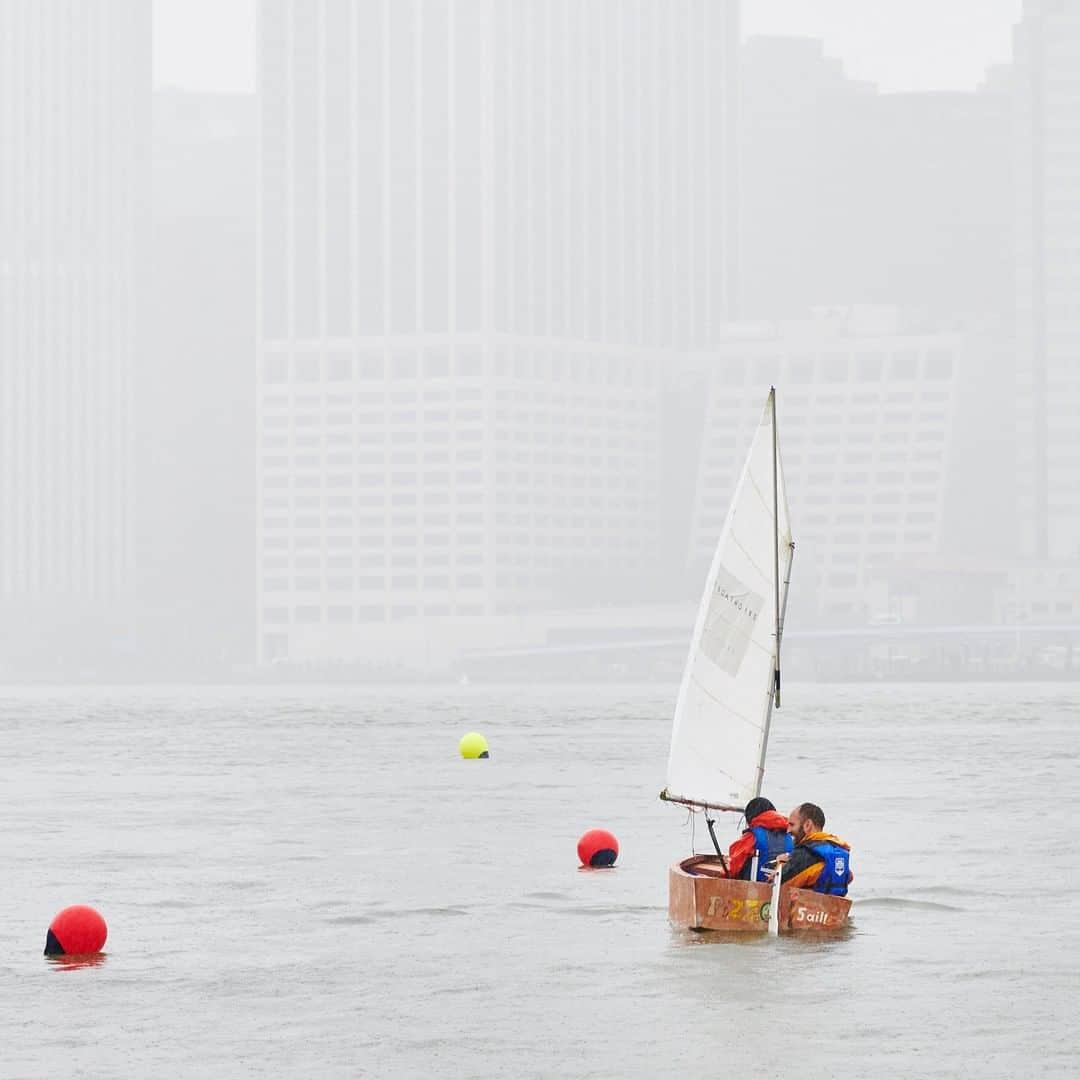 ニューヨーク・タイムズさんのインスタグラム写真 - (ニューヨーク・タイムズInstagram)「The assignment: Build a boat from scratch with your schoolmates that will not sink in the East River. The challenge: Your phone is collected at the beginning of class. In October, a group of middle school students began their quest, meeting for 2 hours a week. “Middle school is a battlefield,” said Laura Botel, the program coordinator of Brooklyn Boatworks, a nonprofit after-school program that runs the boatbuilding workshop. It gives students ownership over a project, she explained. “To complete it, they see there are times they really do need each other.” The students named their craft “Pizza Sail.” And last week, they set sail. Read more at the link in our profile. @gabbyjones.jpeg shot this photo. #⛵#🍕」6月19日 2時15分 - nytimes