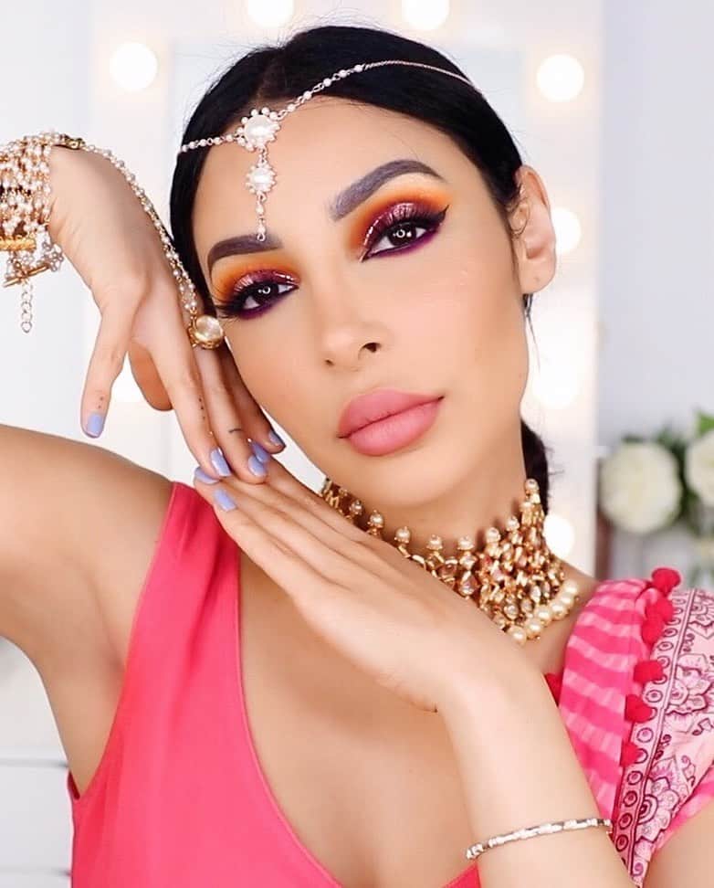 sananasのインスタグラム：「Dola re dola 🎶Bollywood total look sur ma chaîne mes ananas ! Toutes ces magnifiques couleurs lors de mon voyage en Inde m’ont beaucoup inspirées ! Quand j’ai ouvert la nouvelle palette Sunrise de Natasha Denona je me suis dit que c’était le parfait combo ! 😍J’ai eu cette tenue traditionnelle en Inde du coup j’en ai profité pour l’enfiler, c’est tellement beau ! Quel est votre film Indien préféré ? . TEINT 👩🏻 Base @olehenriksen  Fond de teint @lorealmakeup Infaillible 24 fresh Anti-cernes @narsissist  Poudre @lauramercier  Bronzer @marcjacobsbeauty  Blush @glossier  Highlighter @toofaced  YEUX 👀  Crayon sourcils @nyxcosmetics_france  Palette Sunrise @natashadenona  Pigment @plouise_makeup_academy  Fix plus @maccosmeticsfrance  Crayon khôl @1944paris  Eyeliner @fentybeauty  Palette @makeupforeverofficial  Mascara @sephorafrance  BOUCHE 👄  Superstay Ink @maybelline_fr  #Bollywood #IndianMakeUp #IndianInspiration #LinkInBio」