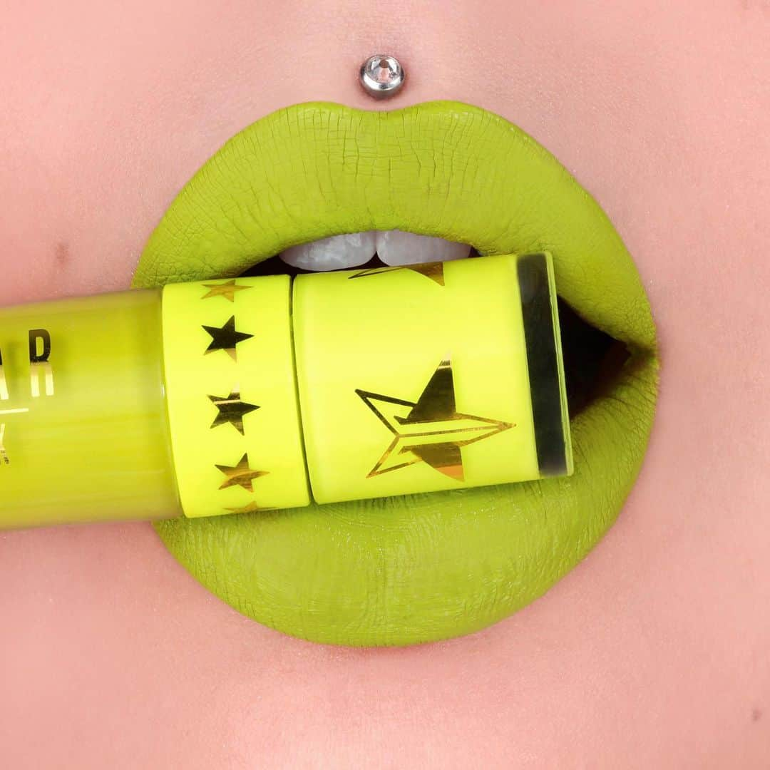 Jeffree Star Cosmeticsさんのインスタグラム写真 - (Jeffree Star CosmeticsInstagram)「NO OFFENSE but it’s gonna be really bright this summer 🥎 We have 6 brand new #VelourLiquidLipstick shades launching w. the #Jawbreaker collection! Here are two favorites, Strawberry Crush & No Offense swatched by the stunning @missjazminad 🍓  #jeffreestarcosmetics #jawbreakerpalette」6月19日 2時19分 - jeffreestarcosmetics