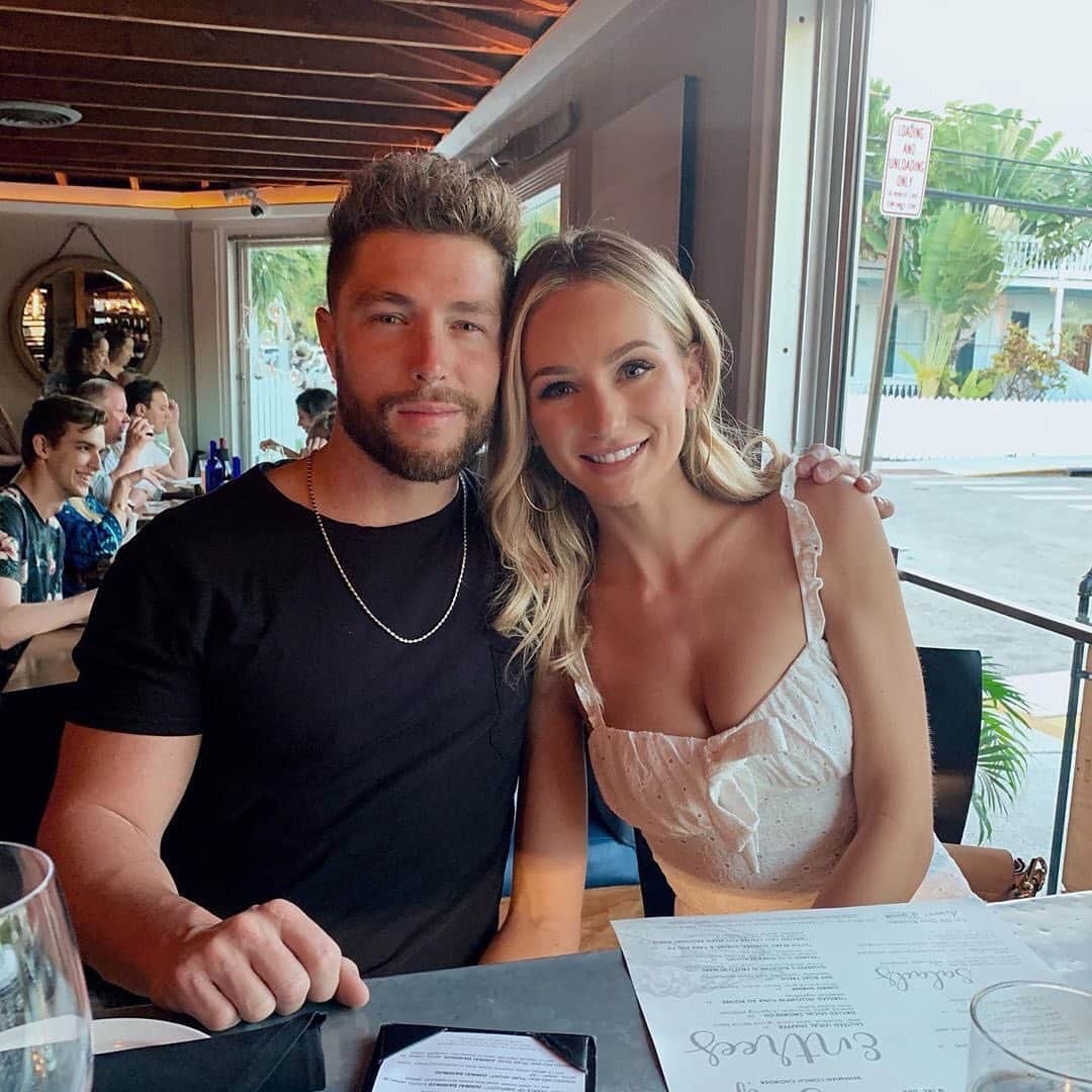 E! Onlineさんのインスタグラム写真 - (E! OnlineInstagram)「#TheBachelor's Lauren Bushnell has accepted this r̶o̶s̶e̶ ring and is now engaged to country star Chris Lane! Link in bio for how Chris made the moment extra special with a song he wrote just for Lauren. (📷: @laurenbushnell)」6月19日 2時20分 - enews