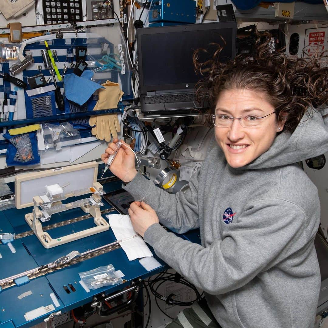 国際宇宙ステーションさんのインスタグラム写真 - (国際宇宙ステーションInstagram)「NASA astronaut Christina Koch checks out hardware for the Capillary Structures experiment. The investigation studies a new method of using structures of specific shapes to manage fluid and gas mixtures for more reliable life support systems on future space missions. #nasa #astronaut #science #life #support #system #international #space #station」6月19日 2時20分 - iss