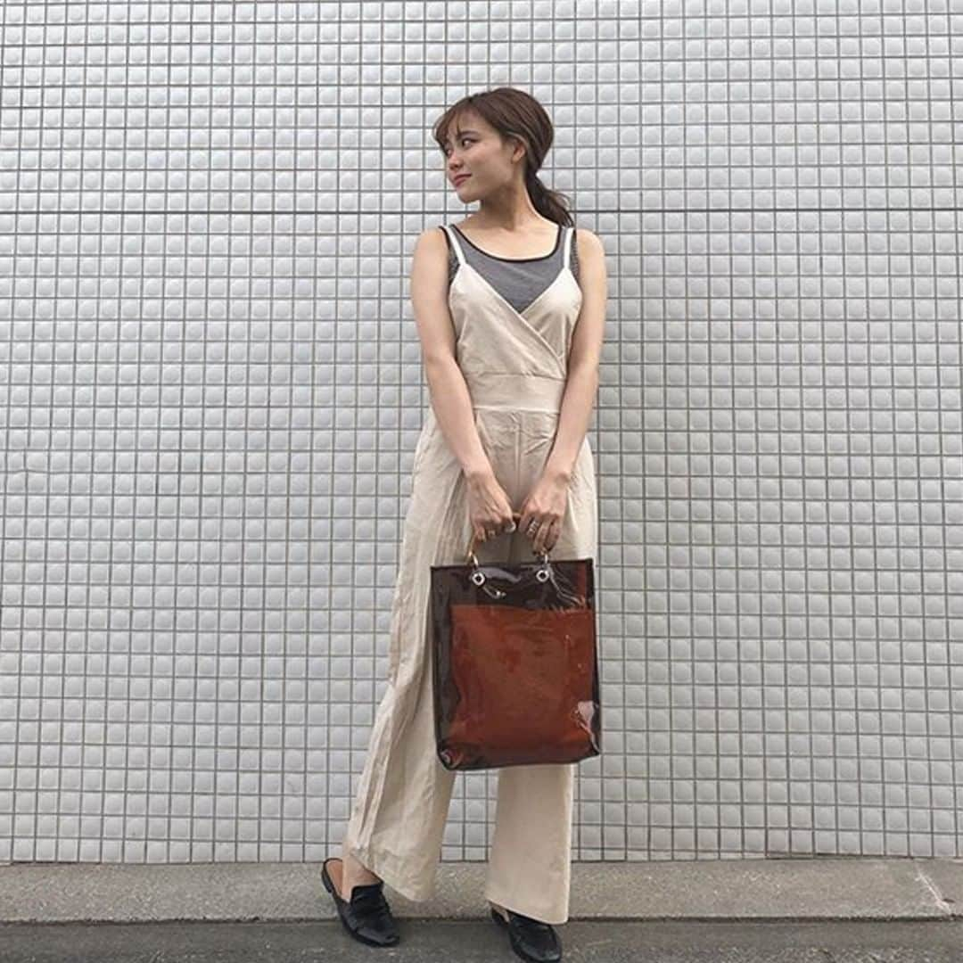 DHOLIC SNAPさんのインスタグラム写真 - (DHOLIC SNAPInstagram)「@tan___gramさんの#dholicsnap📷⠀ ———————————————————⠀ PANTS/BAG：@dholic_official⠀ 【LADIES】⠀ #カシュクールワイドオールインワン⠀ 全4色￥5,778(税込)⠀ 【LADIES】⠀ #クリア&エコバッグ2SET⠀ 全2色￥3,942(税込)⠀ ———————————————————⠀ @tan___gramさんステキに着こなしていただき⠀ ありがとうございます👏🏻⠀ みなさんもぜひ#dholicsnap を付けて⠀ コーデ投稿してくださいね！⠀ ———————————————————⠀ #DHOLIC#dholicism#fashion#ootd⠀ #プチプラコーデ#今日のコーデ⠀ #夏コーデ#オールインワン#クリアバッグ」6月18日 21時00分 - d_by_dholic