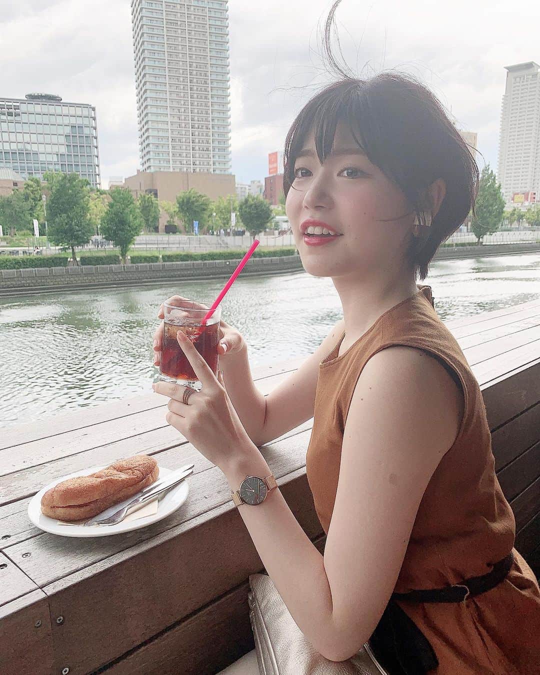 かれんのインスタグラム：「. 風に髪の毛負けた🥺 . .」
