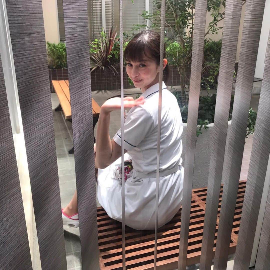 のインスタグラム：「‪🏥明日放送‼️最終話の収録現場より🚑‬ 撮影の合間、ライトコートで小休憩中のはるか(#中条あやみ)を発見👀✨気持ちよさそうですね☺️💕 #ベンチに座って #日光浴中のはるか☀️ #白衣の戦士 #最終話 #6月19日 #水曜よる10時 #日テレ」